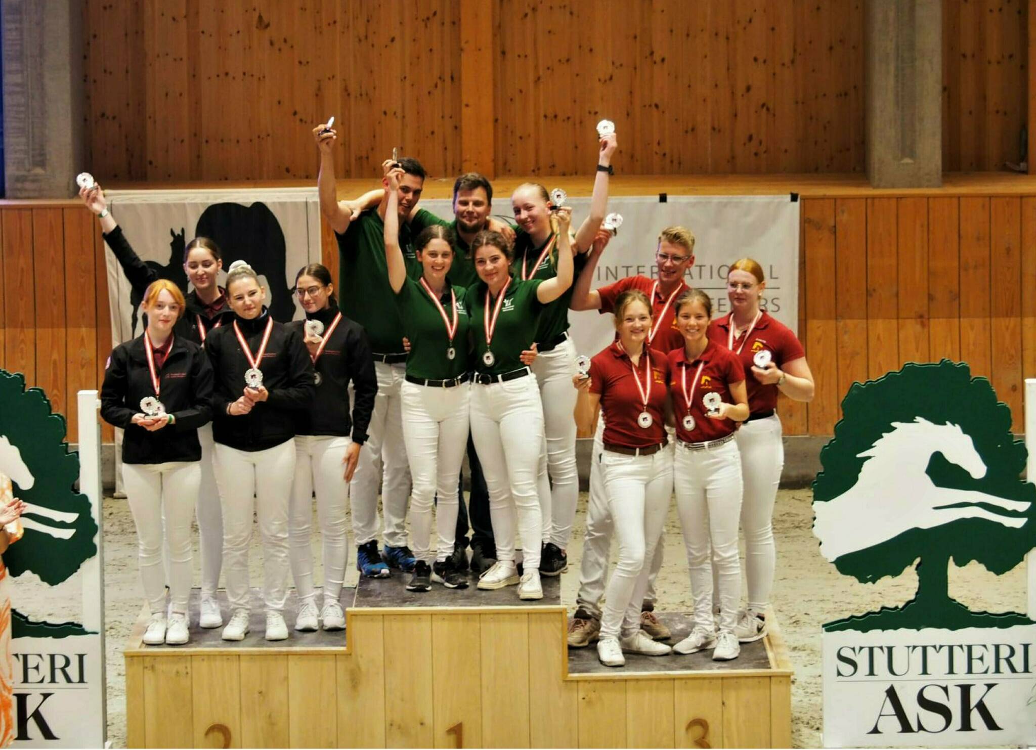  Das „Team Rheinland“, Leon Pferdmenges, Celine Koert, Nele Kopka und Fabienne Dürselen freut sich mit Trainer Stefan   Baehren (M.) über den Team-Weltmeistertitel der Jungzüchter.    