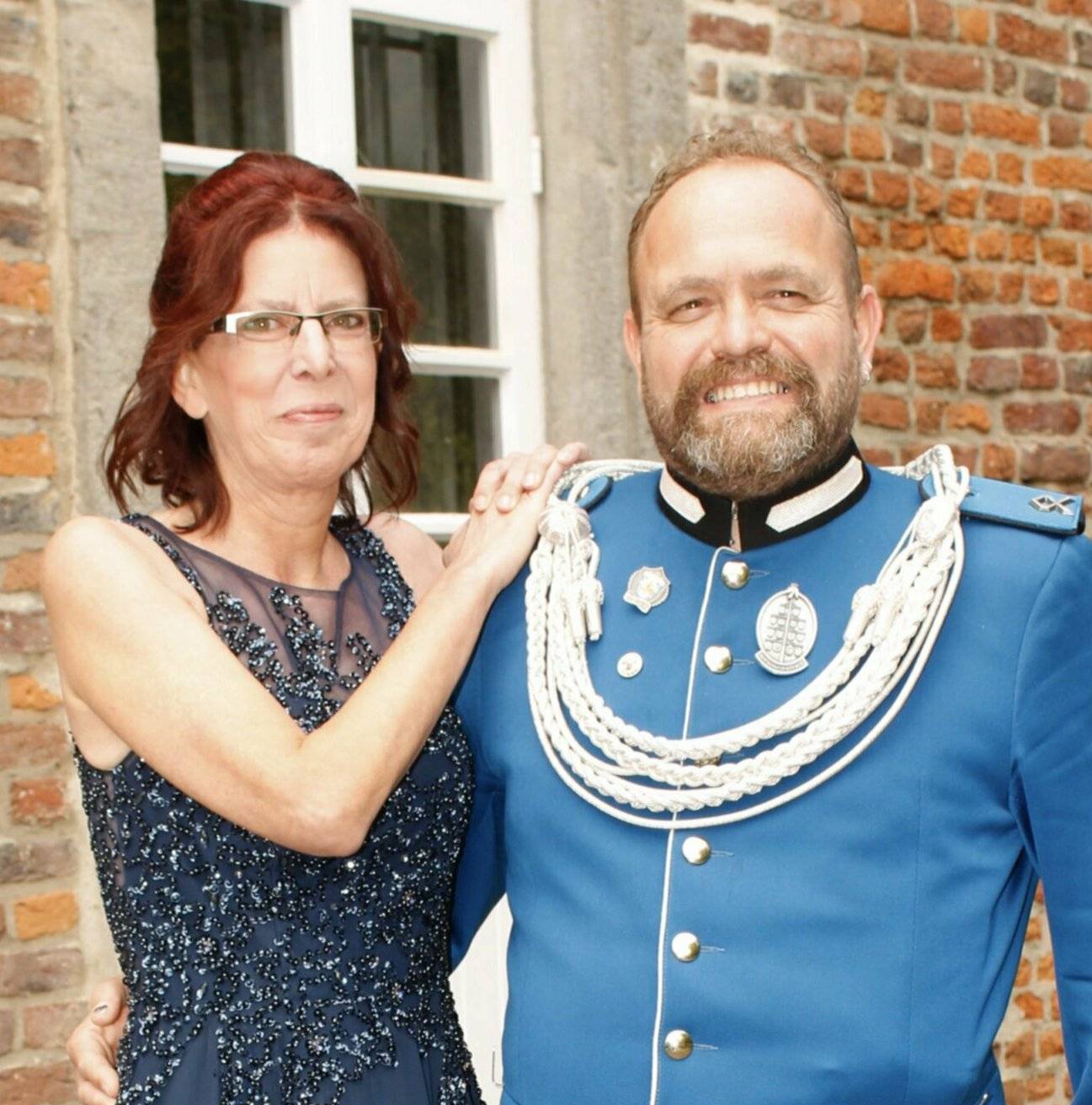  Das Adjutanten-Paar Andrea Machura und Jochen Schmidt ist begeistert bei der Sache. 