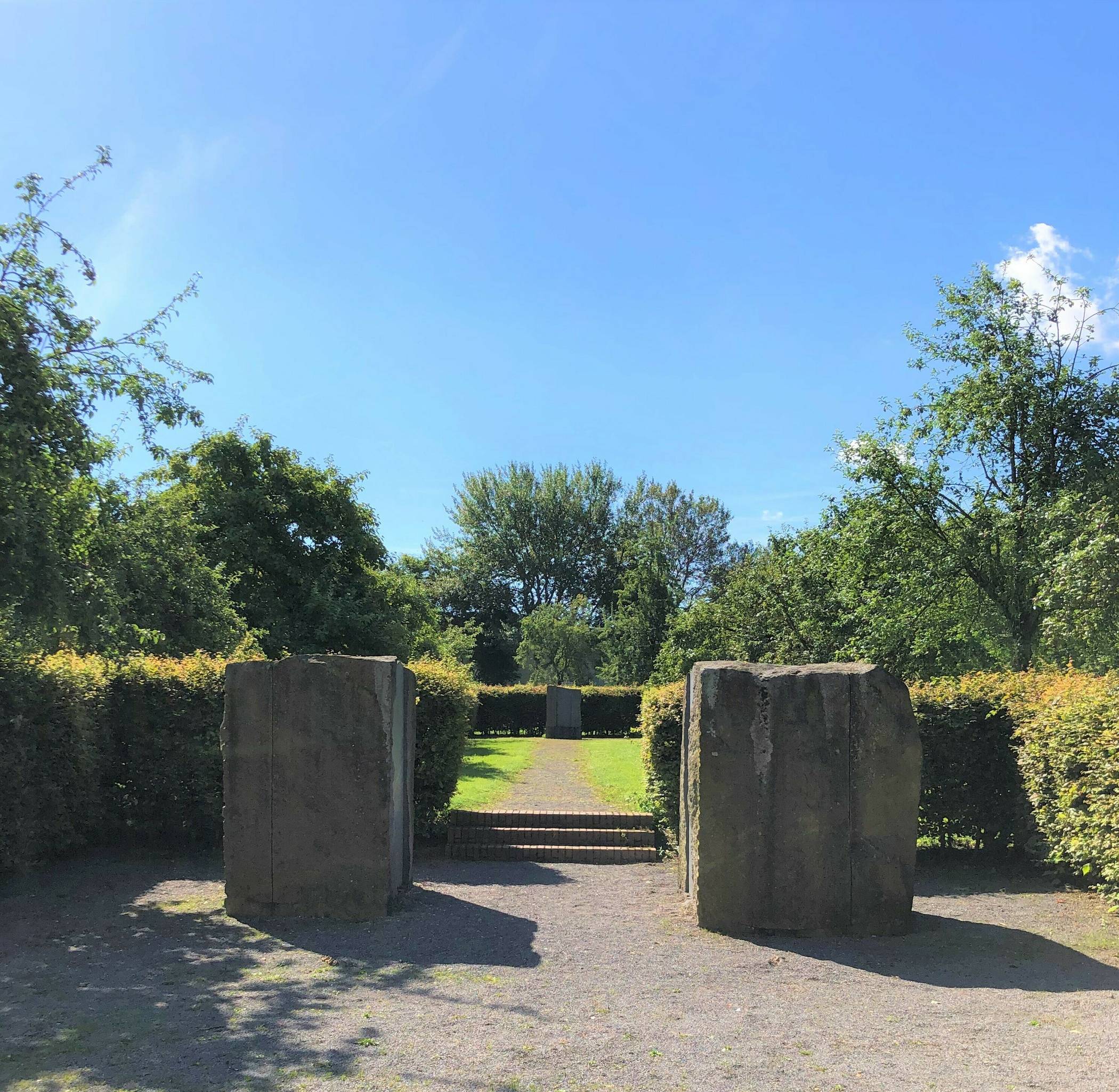  Das „Tor“ zum geometrisch aufgebauten Rückriem-Park. 