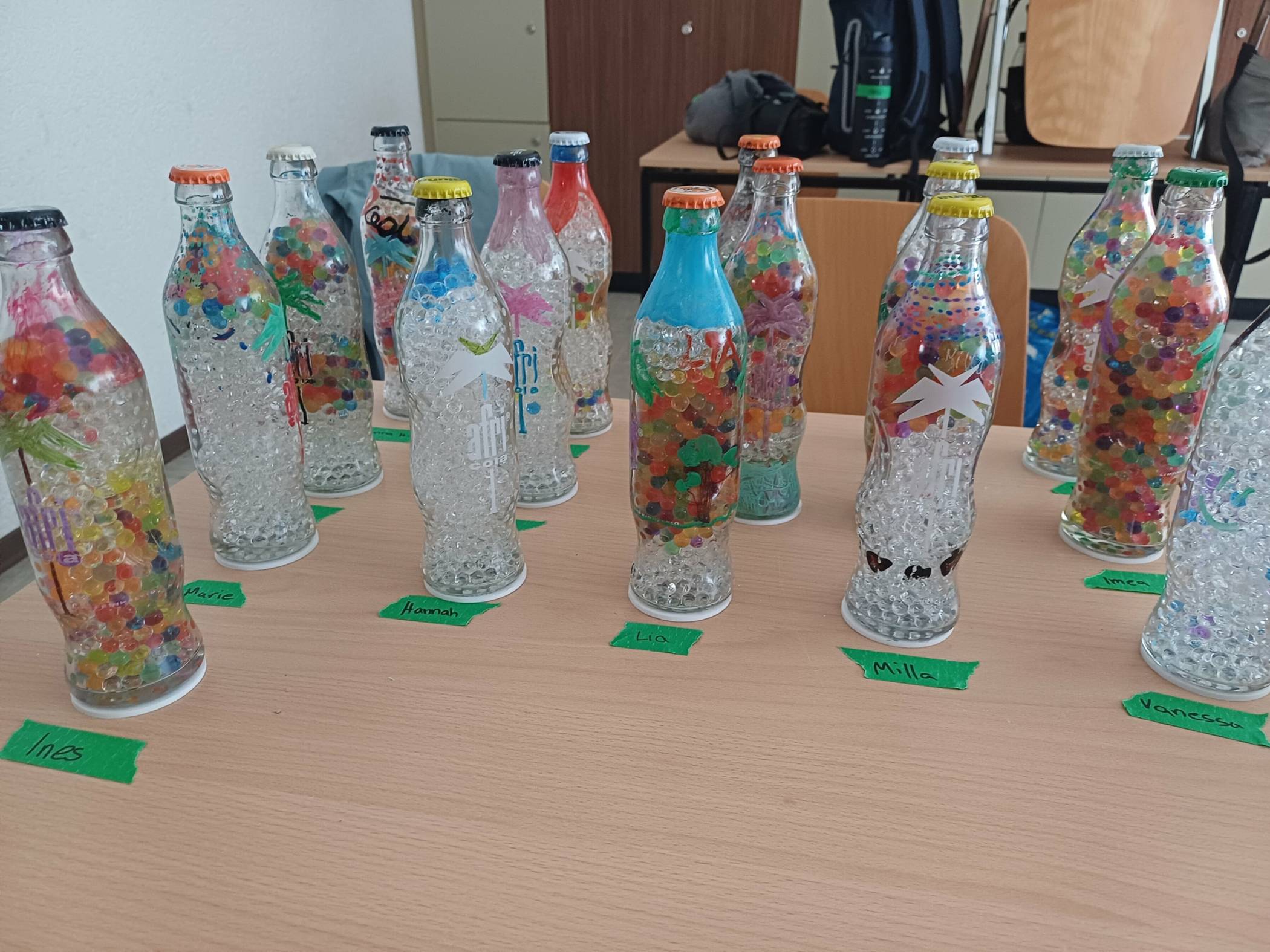 Aus alten Flaschen wurden schöne Dekoobjekte.