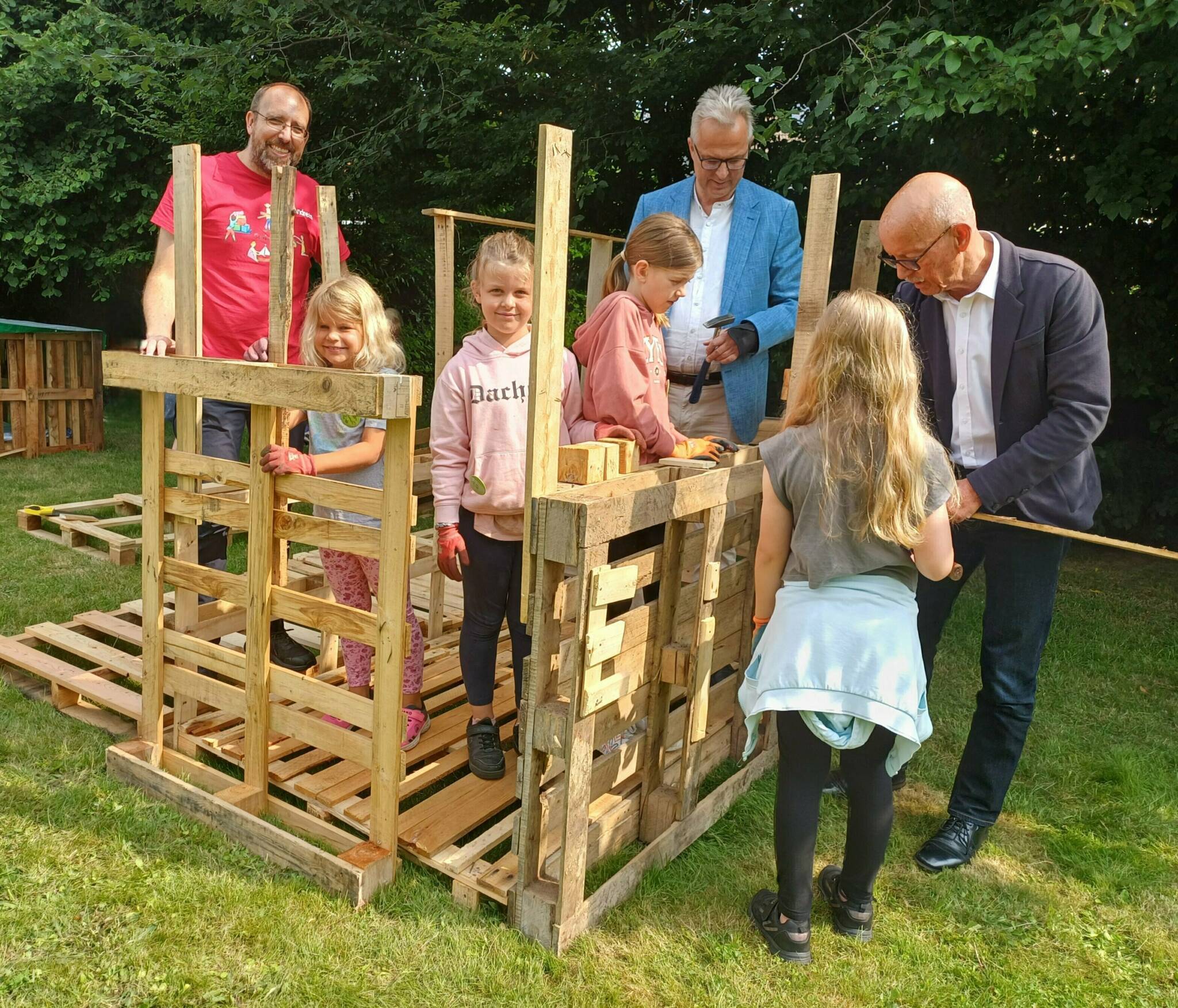  Bürgermeister Harald Zillikens (rechts) und Kreisdirektor Dirk Brügge (Mitte) packten direkt mit an. Das freute die Kinder und auch Kreis-Jugendpfleger Andreas Bendt.  