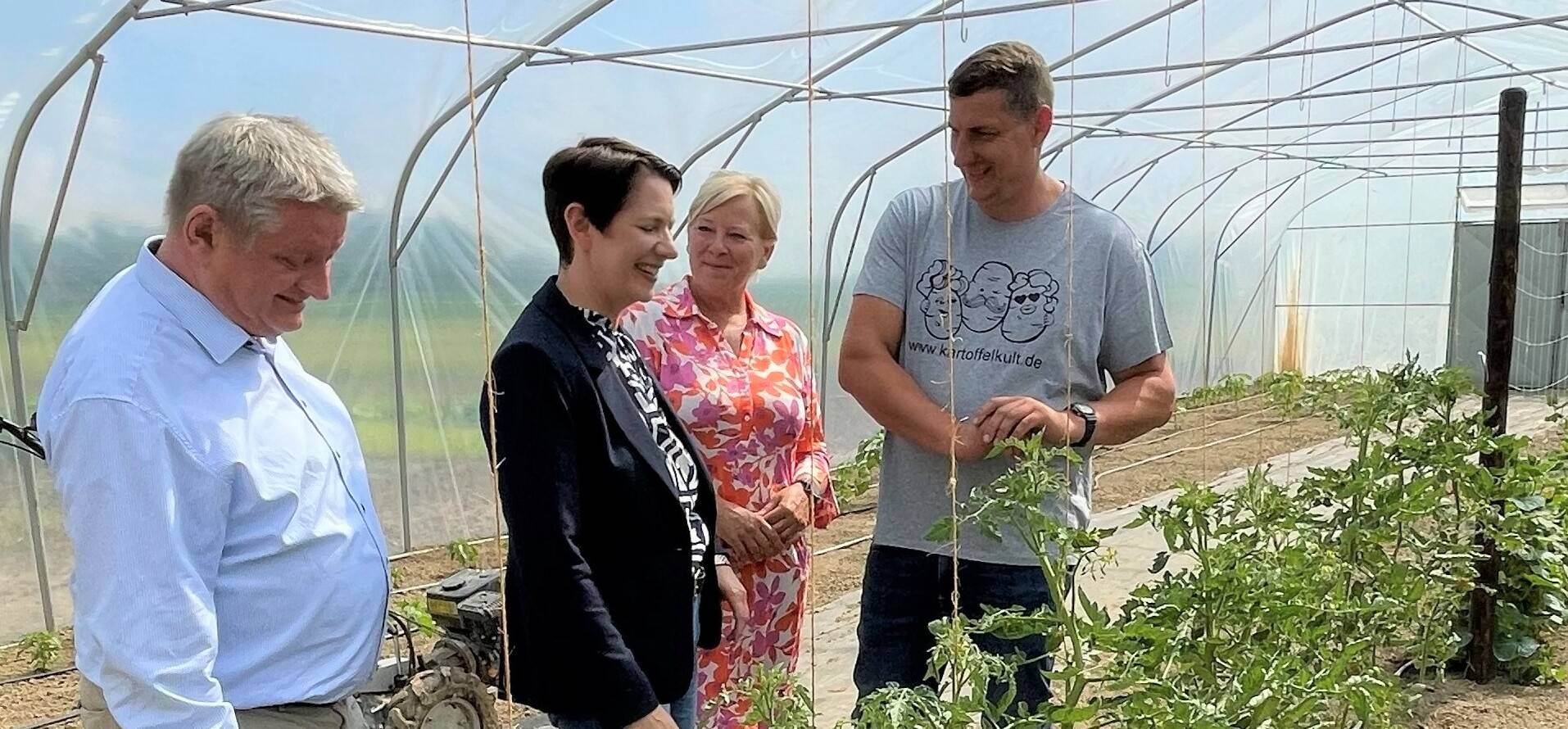 Landwirt Heinrich Trippen (rechts) mit den CDU-Gästen Hermann Gröhe (MdB), Silke Gorißen (Ministerin) und Heike Troles (MdL)(von links). Sie erfuhren unter anderem, dass der Hof viele Restaurants in der Umgebung auch mit peruanischen Bohnen, Salzklee, speziellen Kürbissen und Zucchinis sowie anderen Spezialitäten beliefert.