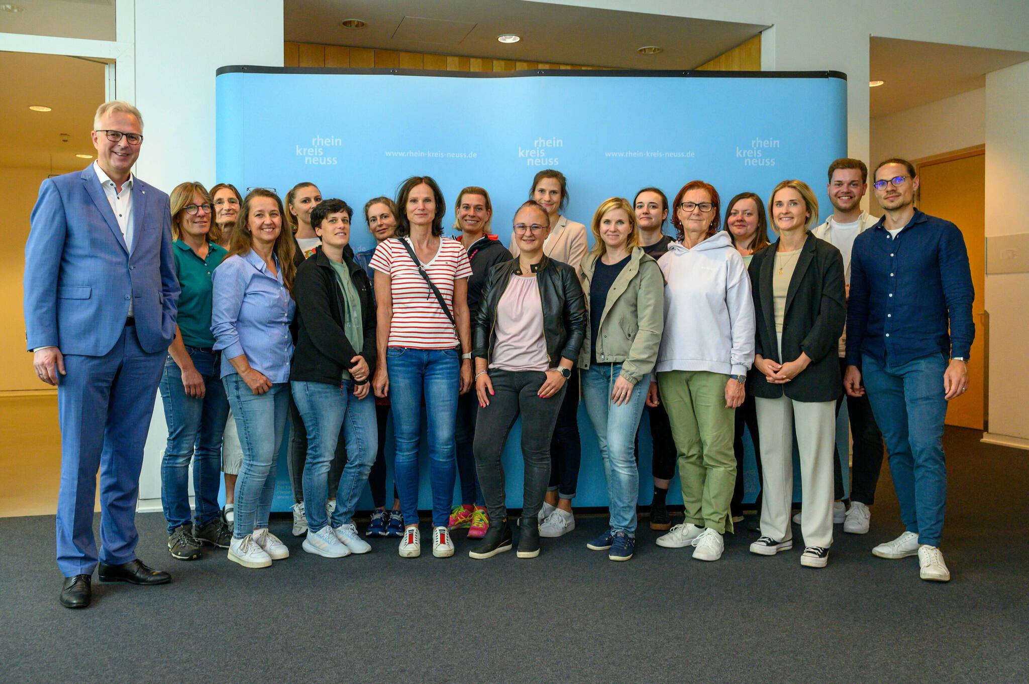Kreisdirektor Dirk Brügge (links) und Lars Witte, Leiter des Amtes für Sportförderung (Zweiter von rechts), ehrten die Schulen für ihre Teilnahme am Schwimmabzeichen-Wettbewerb des Rhein-Kreises.