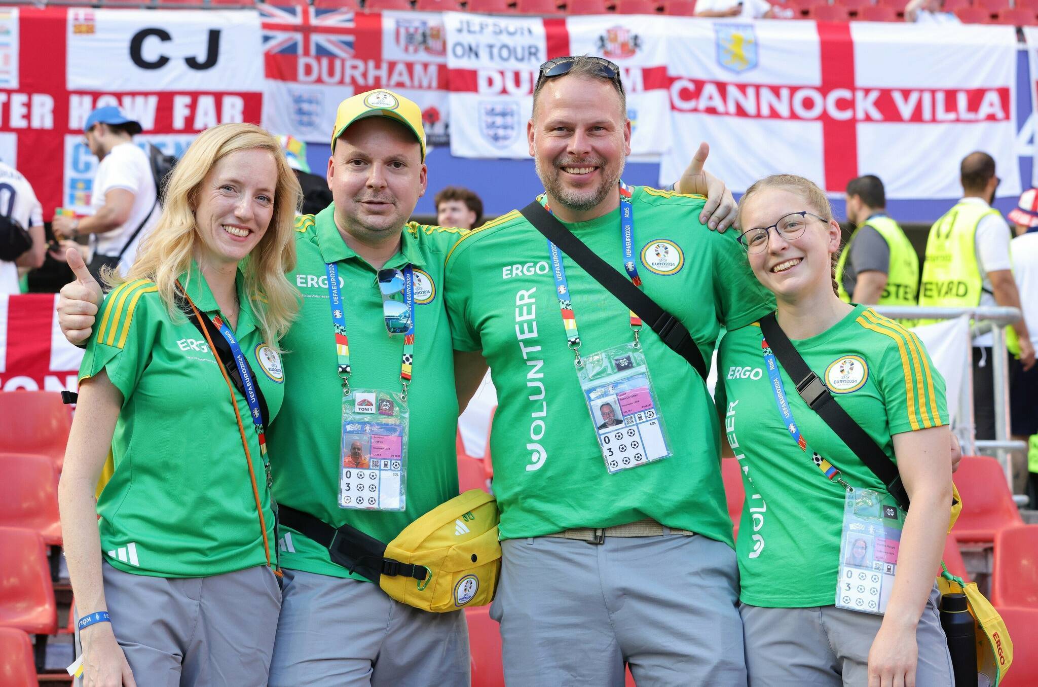Mittendrin statt nur dabei waren die rund 1.600 Volunteers in Köln, die das Gesicht der Stadt waren und die Fans aus aller Welt im Kölner Stadion willkommen geheißen haben. Fotos &amp; Collagen: Bastian Schlößer