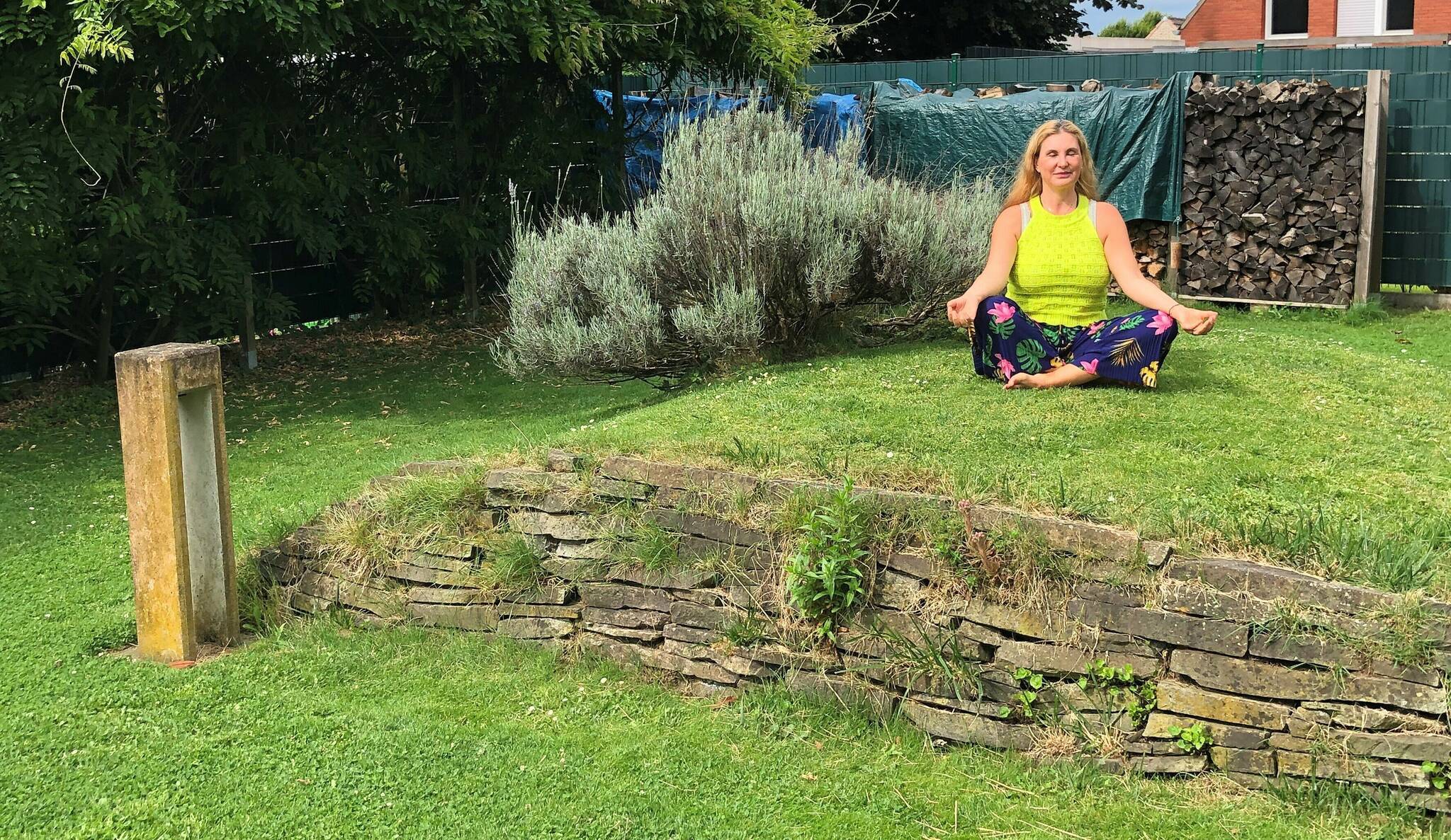  Im hinteren Teil des Gartens befindet sich dieser Meditationshügel, auf den sich Monika Weber gerne zurückzieht. Manchmal begleitet sie dabei ihr Sohn, der auch eine „Gabe“ habe. Momentan ist der Fast-18-Jährige allerdings nicht immer begeistert, wenn Mama ihn „ausliest“. Dann hört die Schamanin oft auch ein „Hör auf damit!“. 