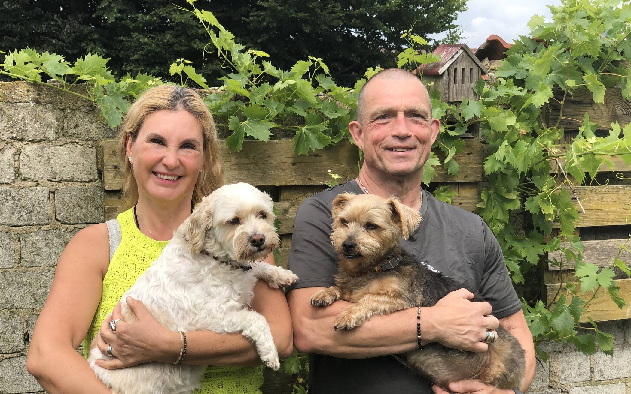  Monika und Michael Weber mit ihren beiden Hunden. Er stammt übrigens aus Köln und berichtet begeistert, wie ein Schamanen-Kollege seiner Gattin ihn von dauerhaften Rückenschmerzen befreit habe: er drückte ihm ein Wirbelsäulen-Modell in die Hand, bearbeitete die Nervenbänder des Modells mit einer Art Stricknadel – und seitdem sei er schmerzfrei … 