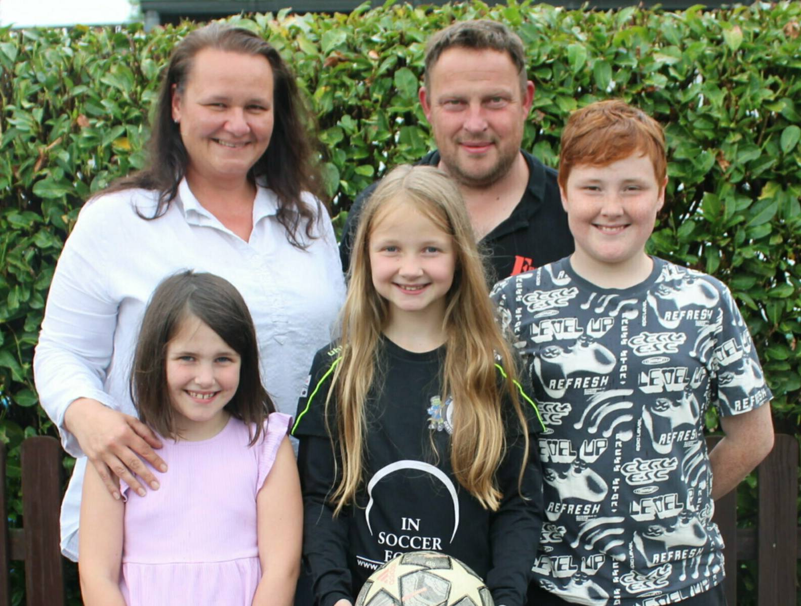 Fußballverrückte Familie: Hannah, Emely und Max (vorne, von links) mit ihren Eltern Jasmin und Hans-Peter Reepen.