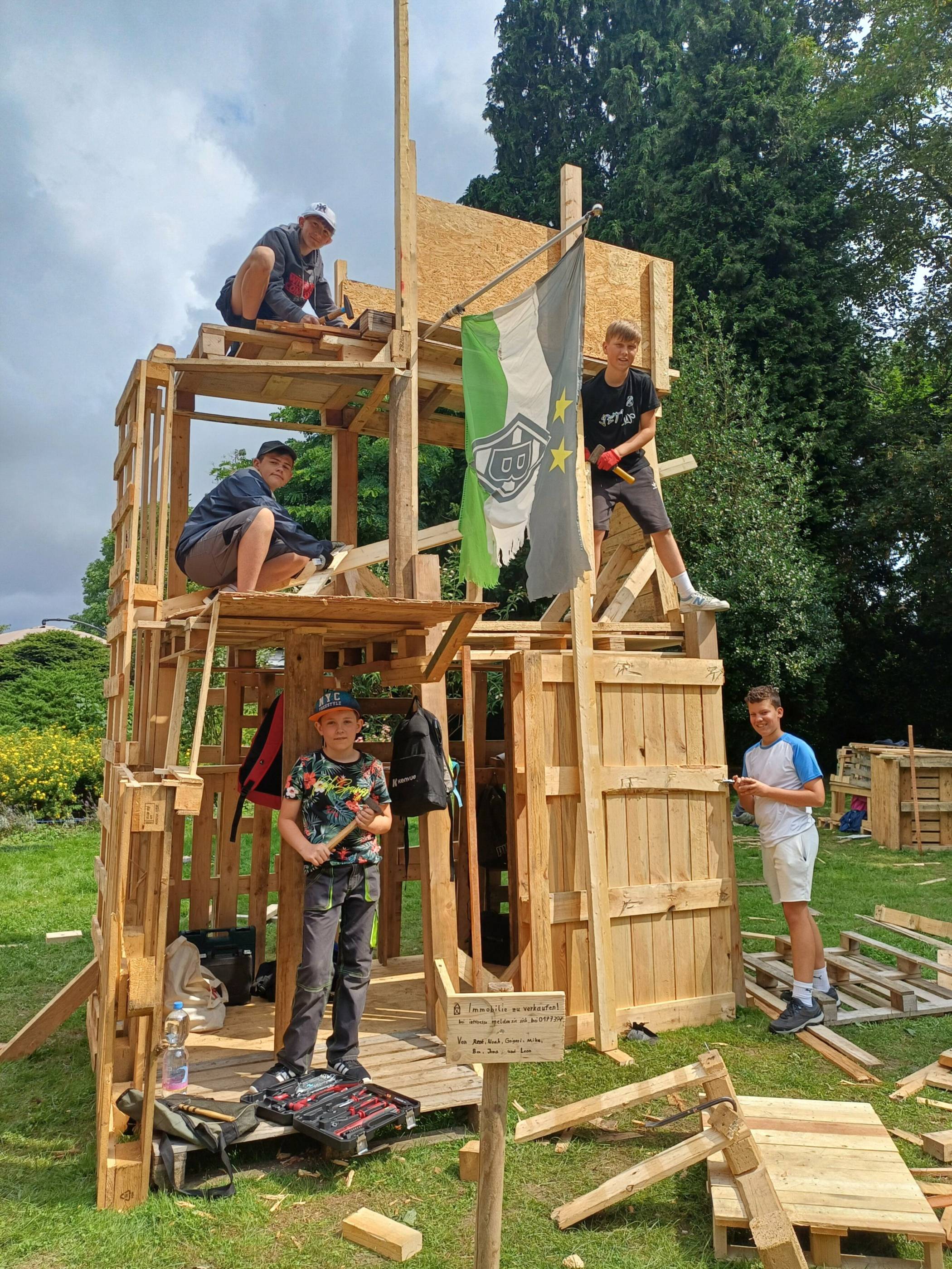 Noch nicht am Ende angekommen: Die Jungs hatten sich vorgenommen, die höchste Hütte zu bauen.  