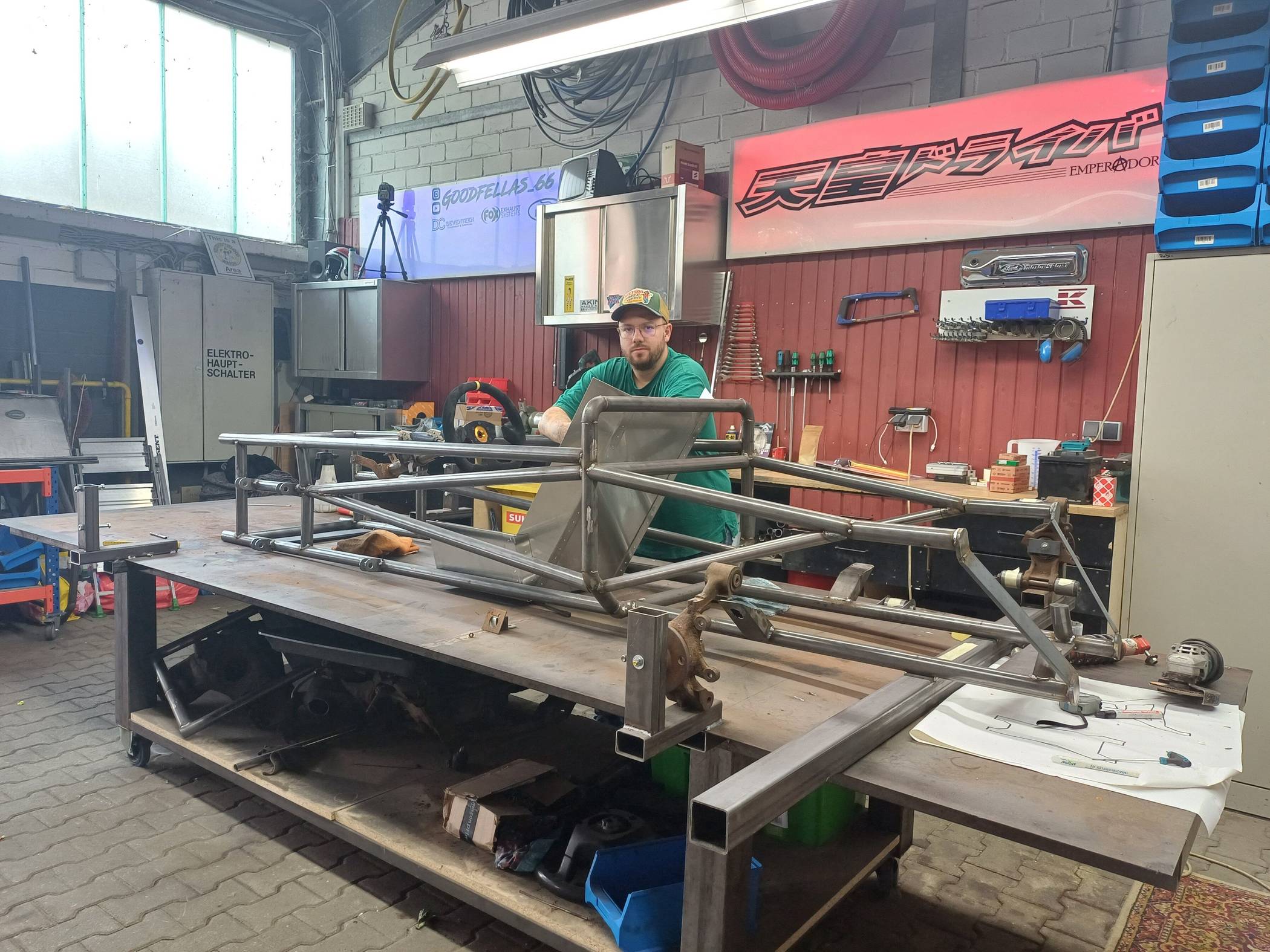  Robin Winzer baut in seiner Hobbywerkstatt in Hochneukirch seinen eigenen Rennwagen im Stil der 60er-Jahre. 