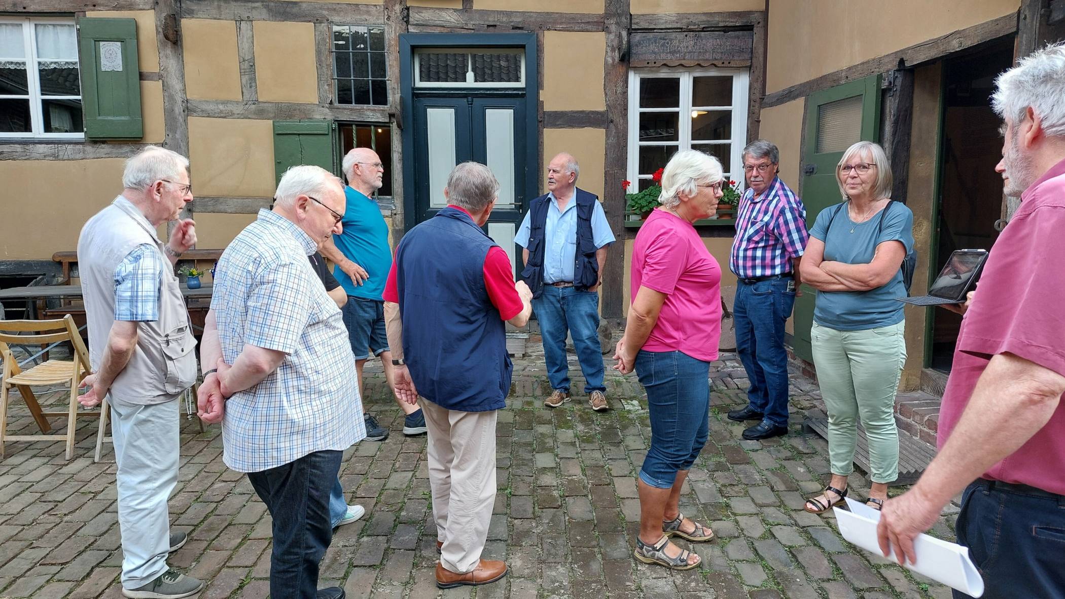 Mitglieder des Geschichtsvereins Jüchen erkundeten den Kaarster Tuppenhof.  