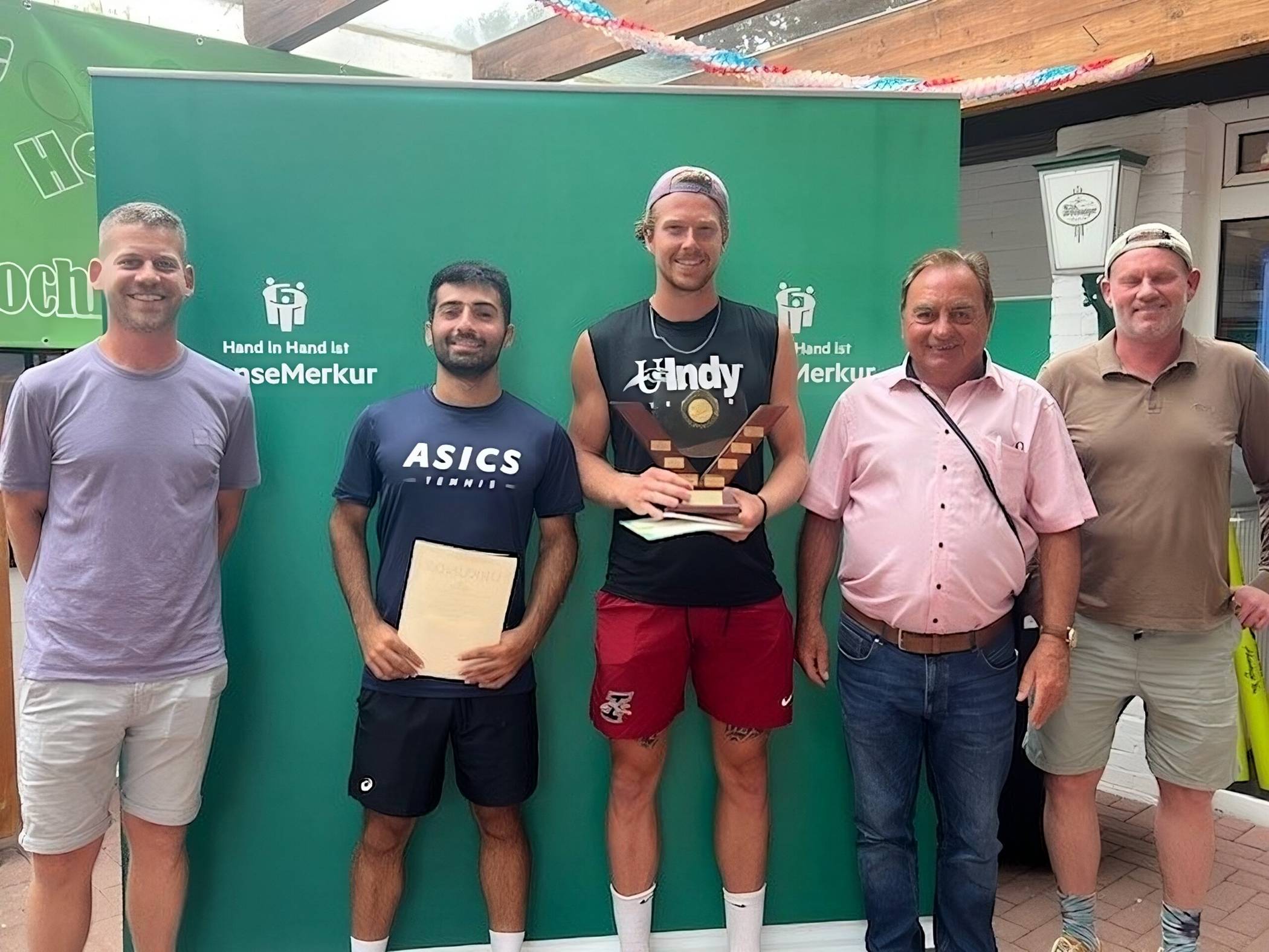  Glückliche und zufriedene Gesichter bei der Siegerehrung (v.l.): HTC-Vorsitzender Max Klöters, Zweitplatzierter Michael Avetisyan, Gewinner Tom Zeuch, Oberschiedsrichter Udo Paul und HTC-Sportwart Holm Sinagowitz.   