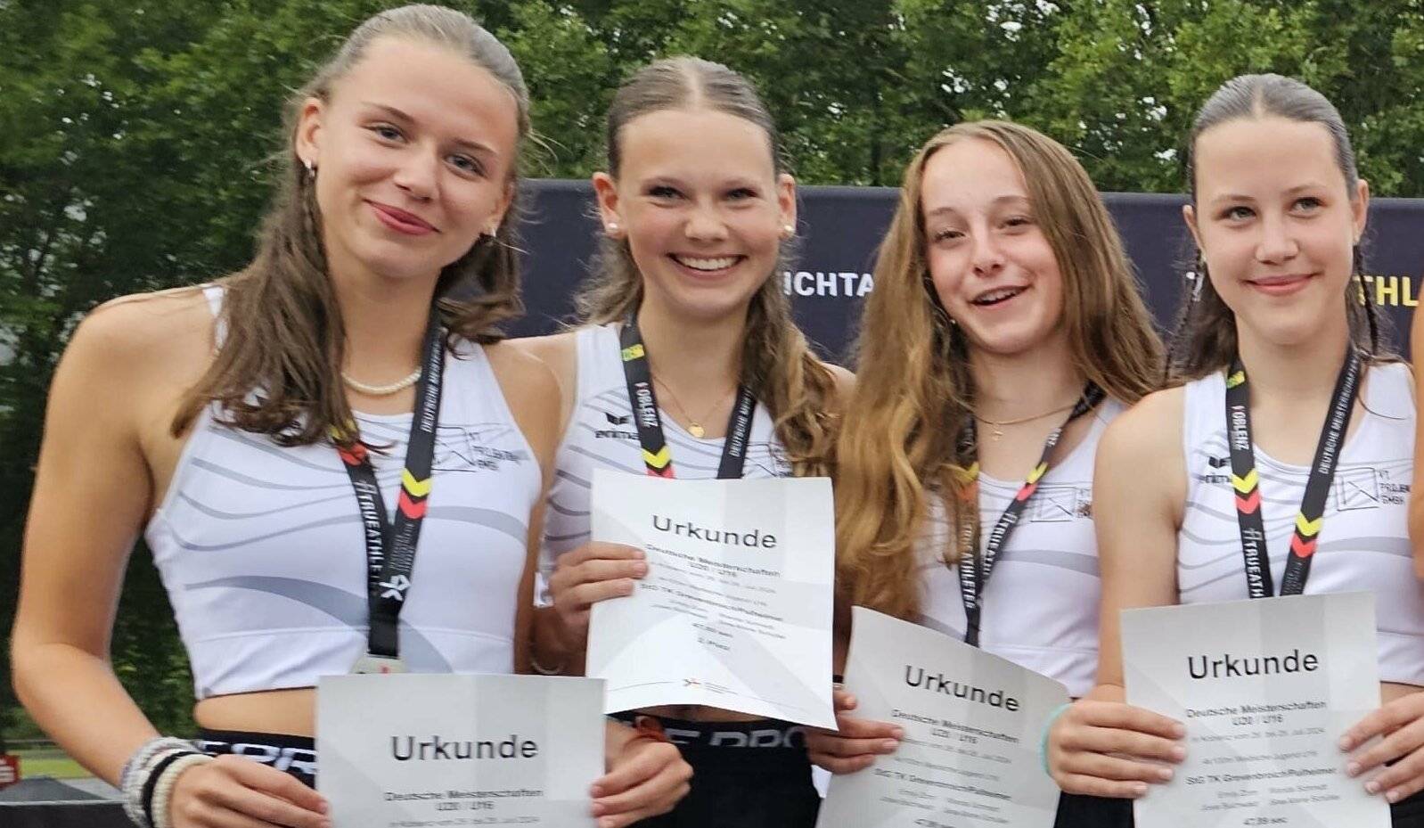 Die U16-Staffel des TK Grevenbroich mit Wanda Schmidt, Emily Zorn, Sina Schüller und Josie Buchwald (von links).