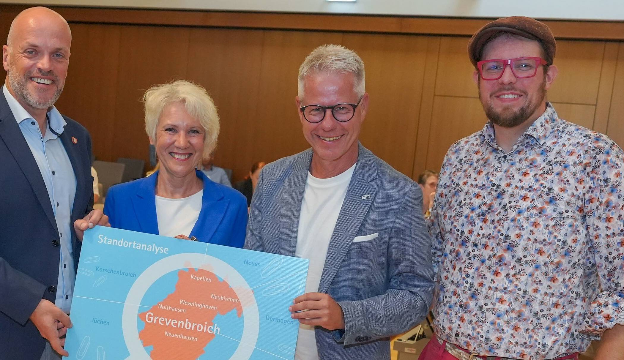 Sie diskutierten die Ergebnisse der Standortanalyse Grevenbroich (von links): Bürgermeister Klaus Krützen, Moderatorin Beate Kowollik, IHK-Hauptgeschäftsführer Jürgen Steinmetz und Unternehmer Lars Burmester. 