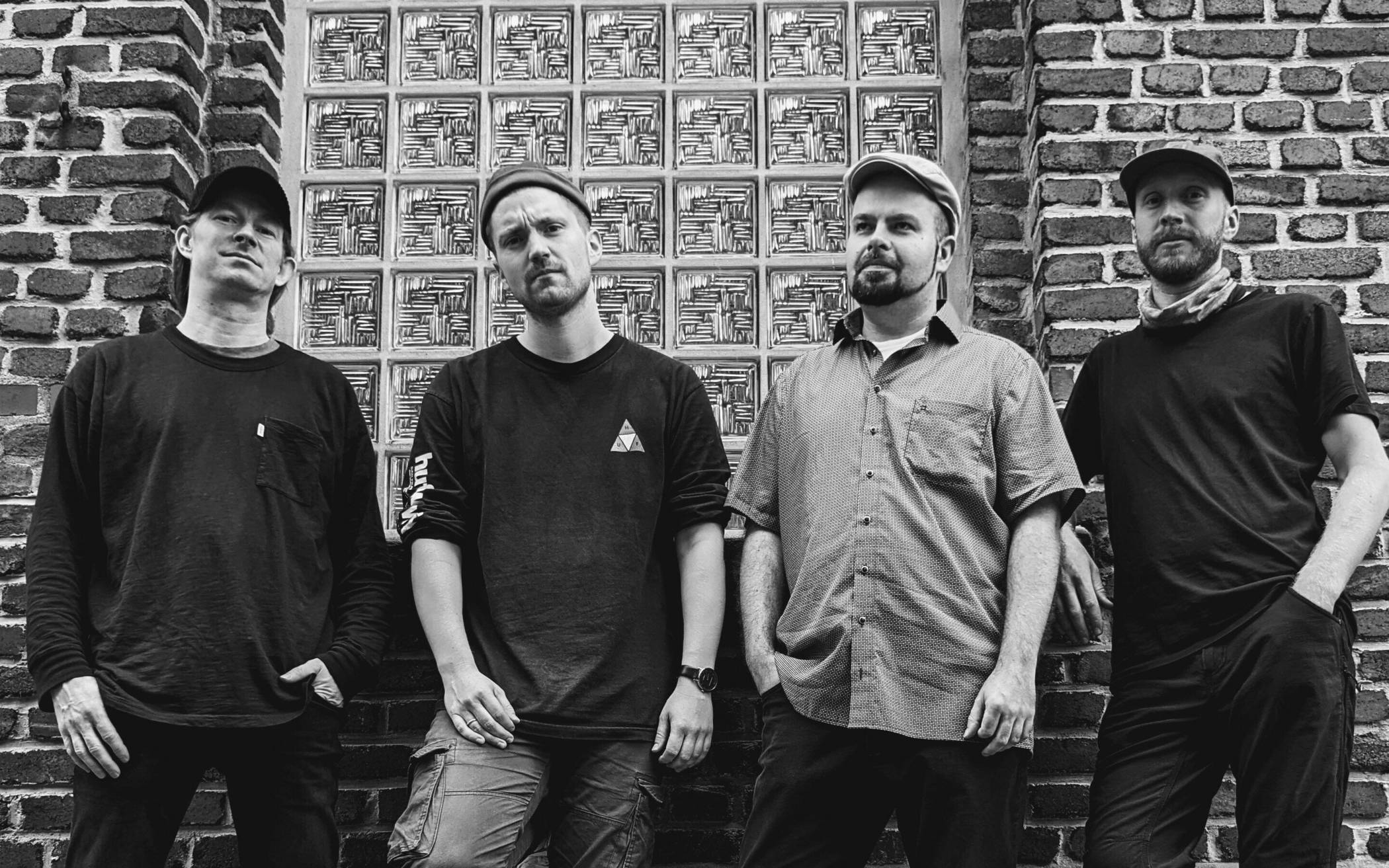  Die „Halfway Crooks“ sind in Grevenbroich kein unbeschriebenes Blatt. So ist die Ska-Band vom Niederrhein bereits auf dem „City-Fest“ und im „Kultus“ aufgetreten und konnte dort unter Beweis stellen, dass sie mit ihrem Mix aus Ska, Funk und Punk das Publikum ordentlich zum Schwitzen bringen. Der Sound der „Crooks“ ist geprägt vom für den Ska typischen Offbeat, durch das virtuose Spiel der Gitarre und den feurigen Bläsersatz.  Ferdinand Maiwald, Jonas Virgo, Christian Schneider, Benjamin Schlasze und Boris Damm machen Laune. 