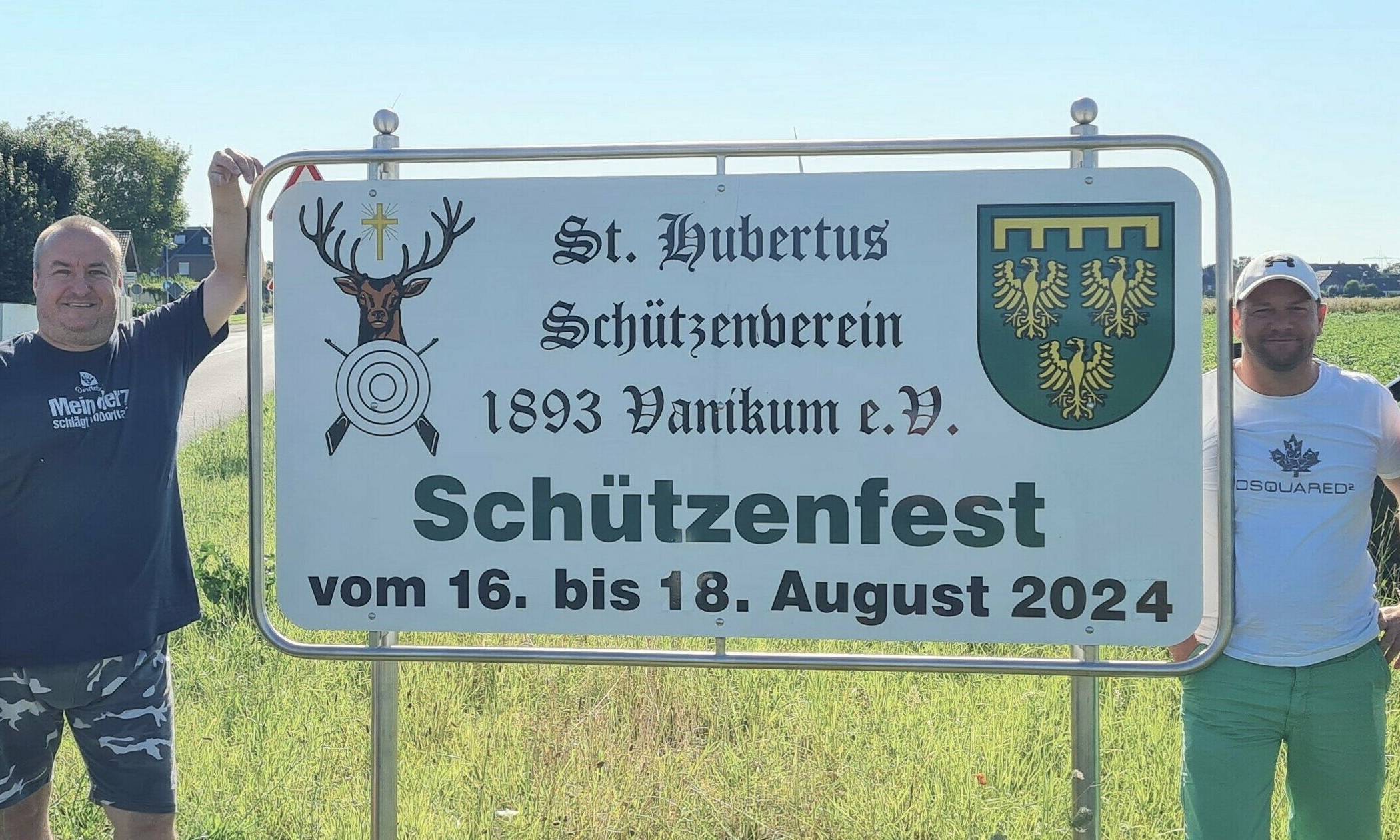 Ein Bild vom Aufstellen der Ortsschilder: Von links nach rechts Oberst Manfred Seligmann, Kronprinz Guido Milzarek, Geschäftsführer Steffen Wiese und Präsident Marius Laube.