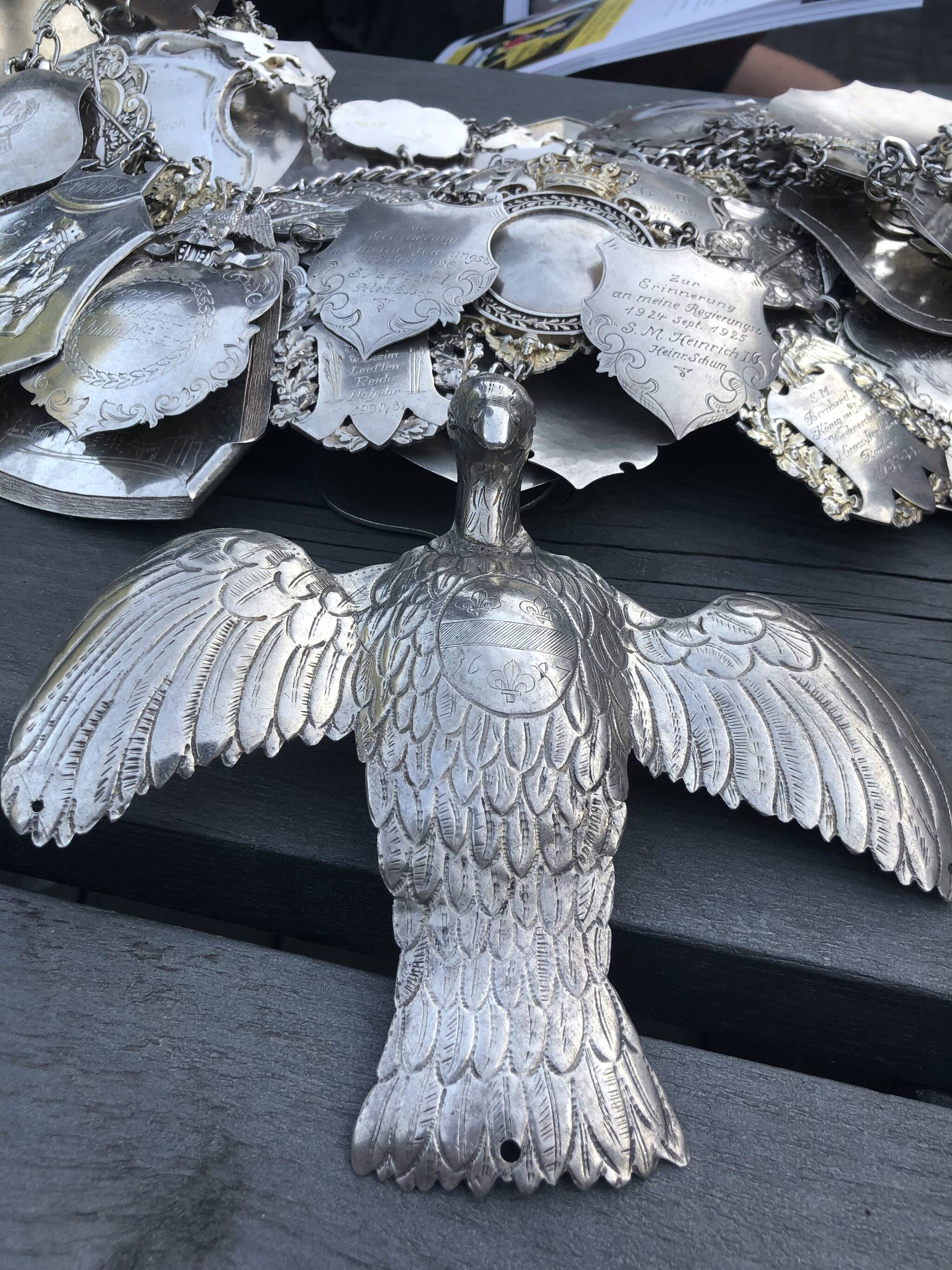 Der Silbervogel der „Marianischen Bruderschaft“ bildet das Zentrum der Königskette des Wevelinghovener BSV und ist deutlich älter als 100 Jahre. Übrigens: Weil es damals eine starke evangelische Gemeinde in der Gartenstadt gab und weil aber alle Wevelinghovener zusammenfeiern wollten, wurde keine Bruderschaft, sondern ein Bürger-Schützen-Verein gegründet.