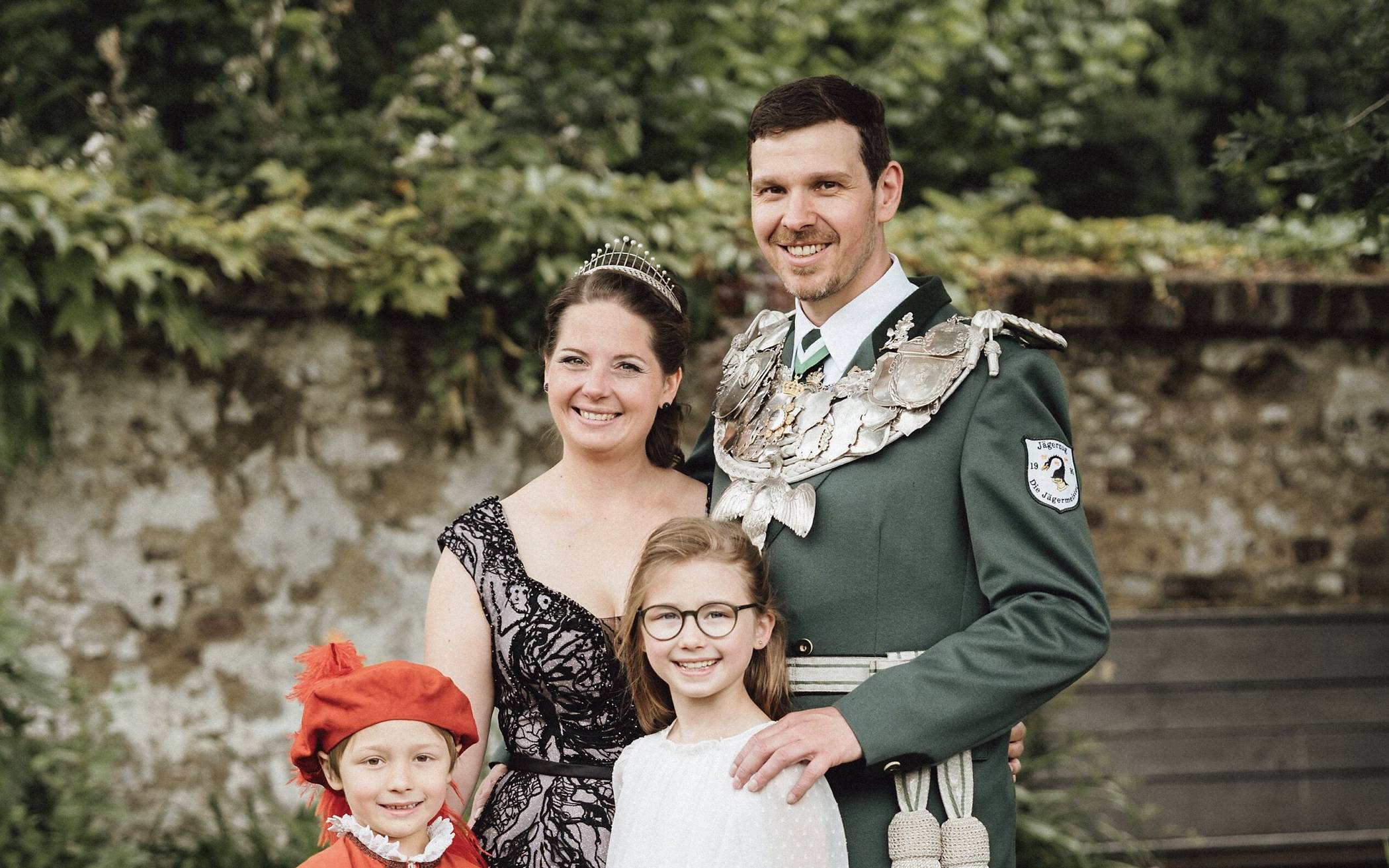  Die königliche Familie im eigenen Garten unter dem Eichenbaum, den Nikolai Dohlen als Kind gepflanzt hat. 