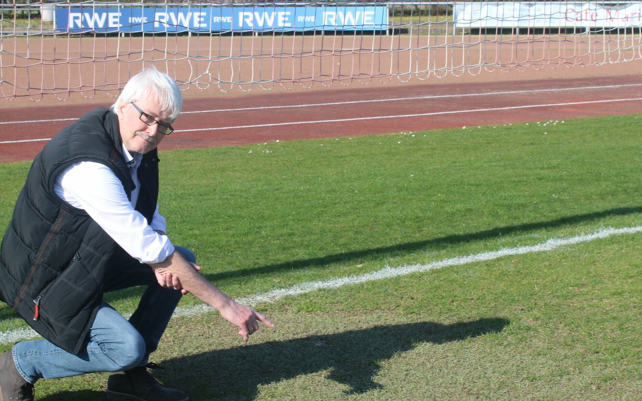 TuS-Fußball-Vorstand Friedel Geuenich und TK Trainer Wilfried Fassbender (oben) klagen seit Jahren über die Mängel.