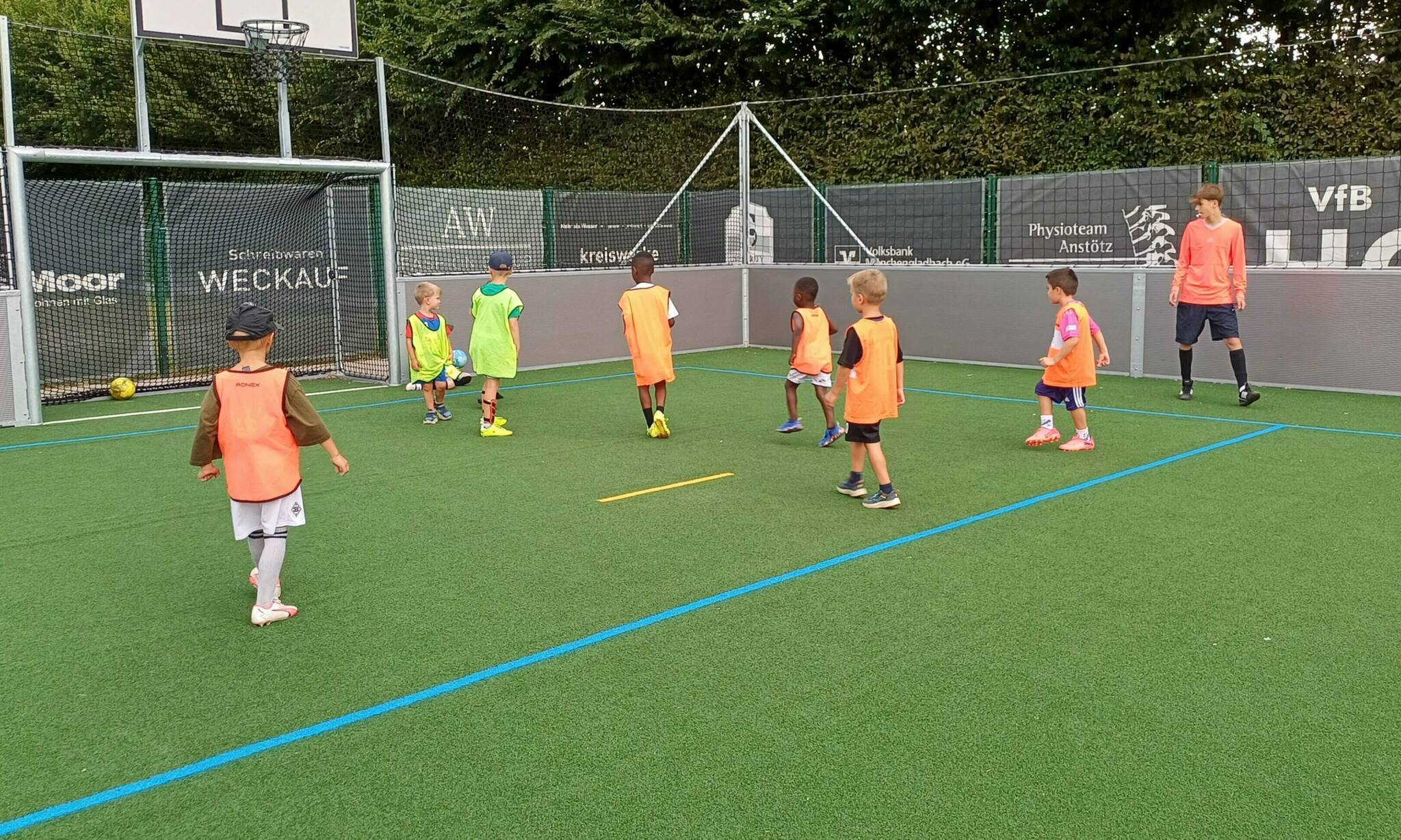 Wie die „Großen“ fühlten sich die Nachwuchskicker des VfB Hochneukirch, als Max bei ihrem Training pfiff.