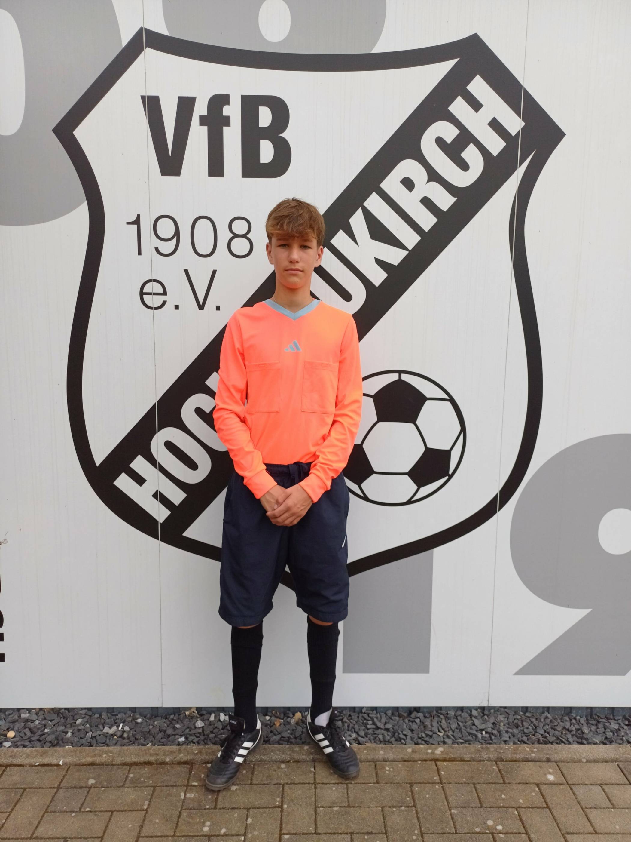 Max wurde für seine Schiedsrichtertätigkeit vom Verein ausgestattet. 