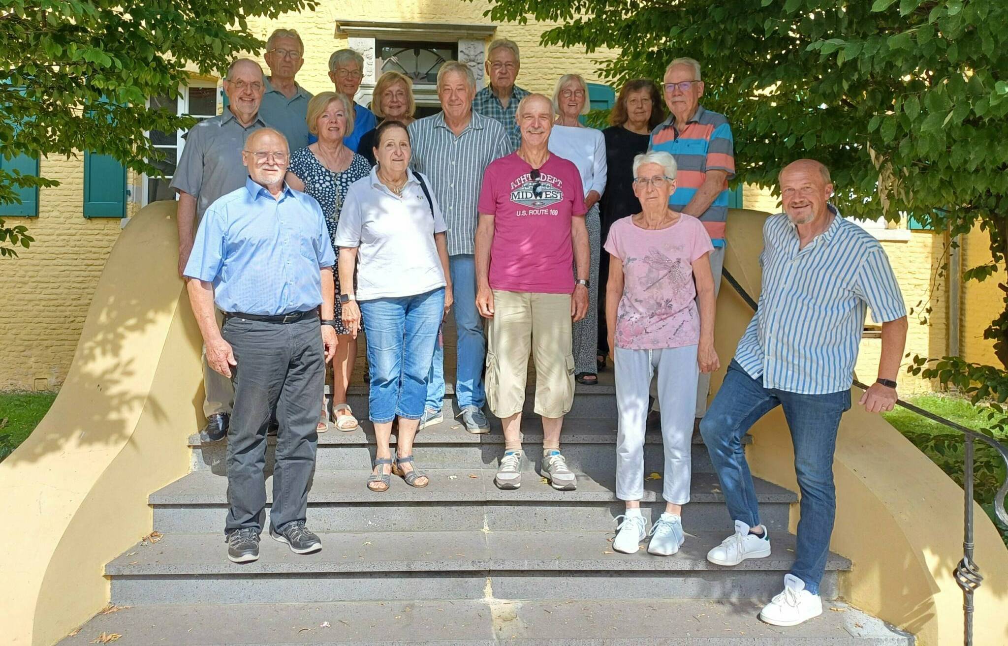 Hauptamtler Heinz Schneider (im gestreiften Hemd
