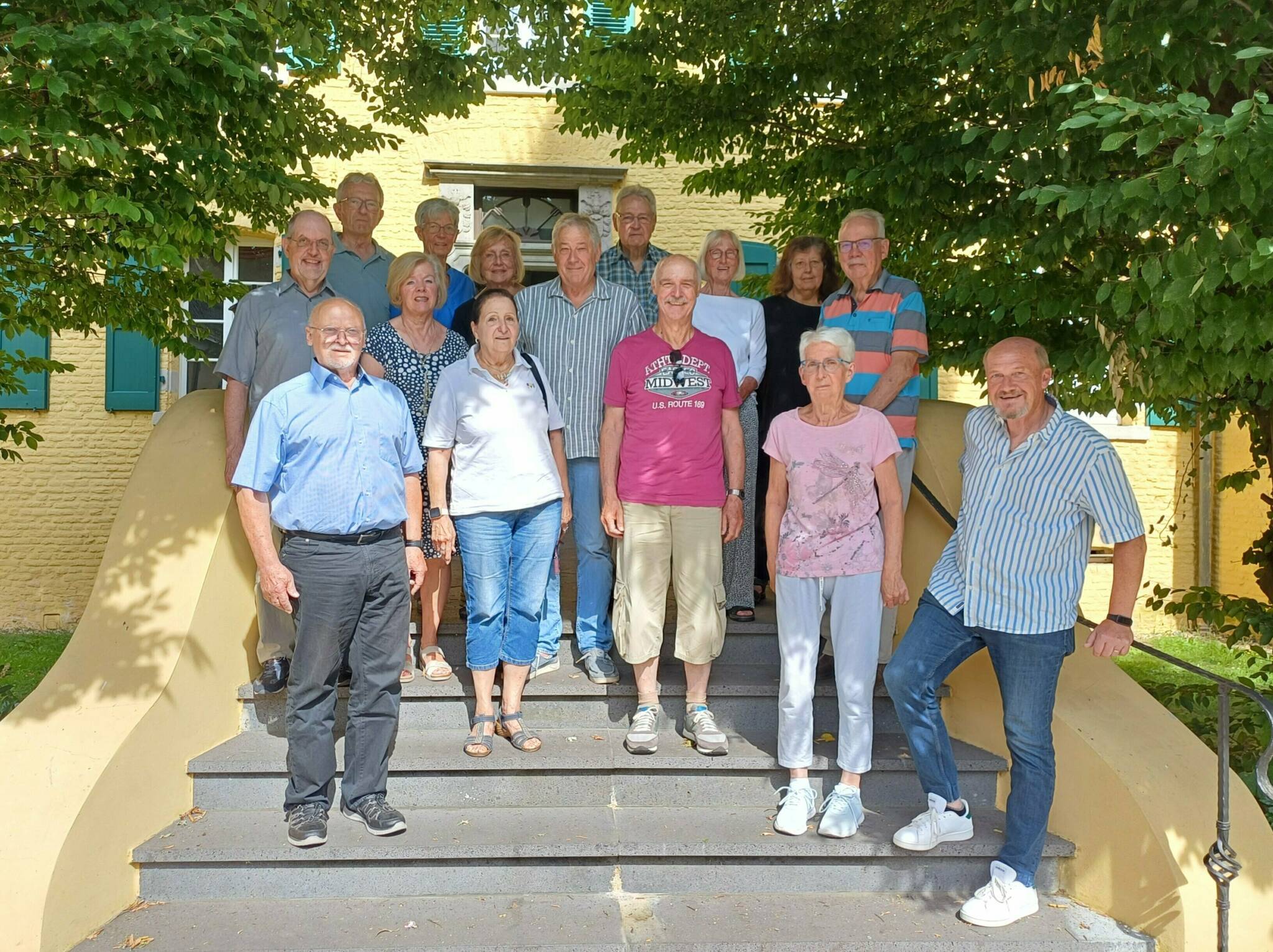 Hauptamtler Heinz Schneider (im gestreiften Hemd in der Mitte) mit Teilnehmern des „Conversation Circles“ und einigen der engagierten Ehrenamtler.  