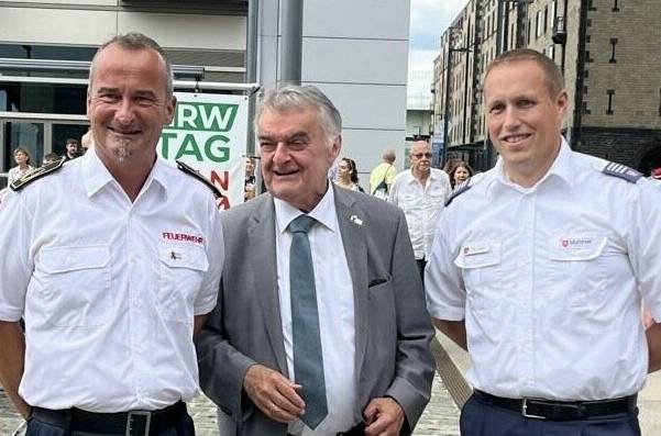 Stefan Meuter und Tim Gladis im Gespräch mit Innenminister Herbert Reul.