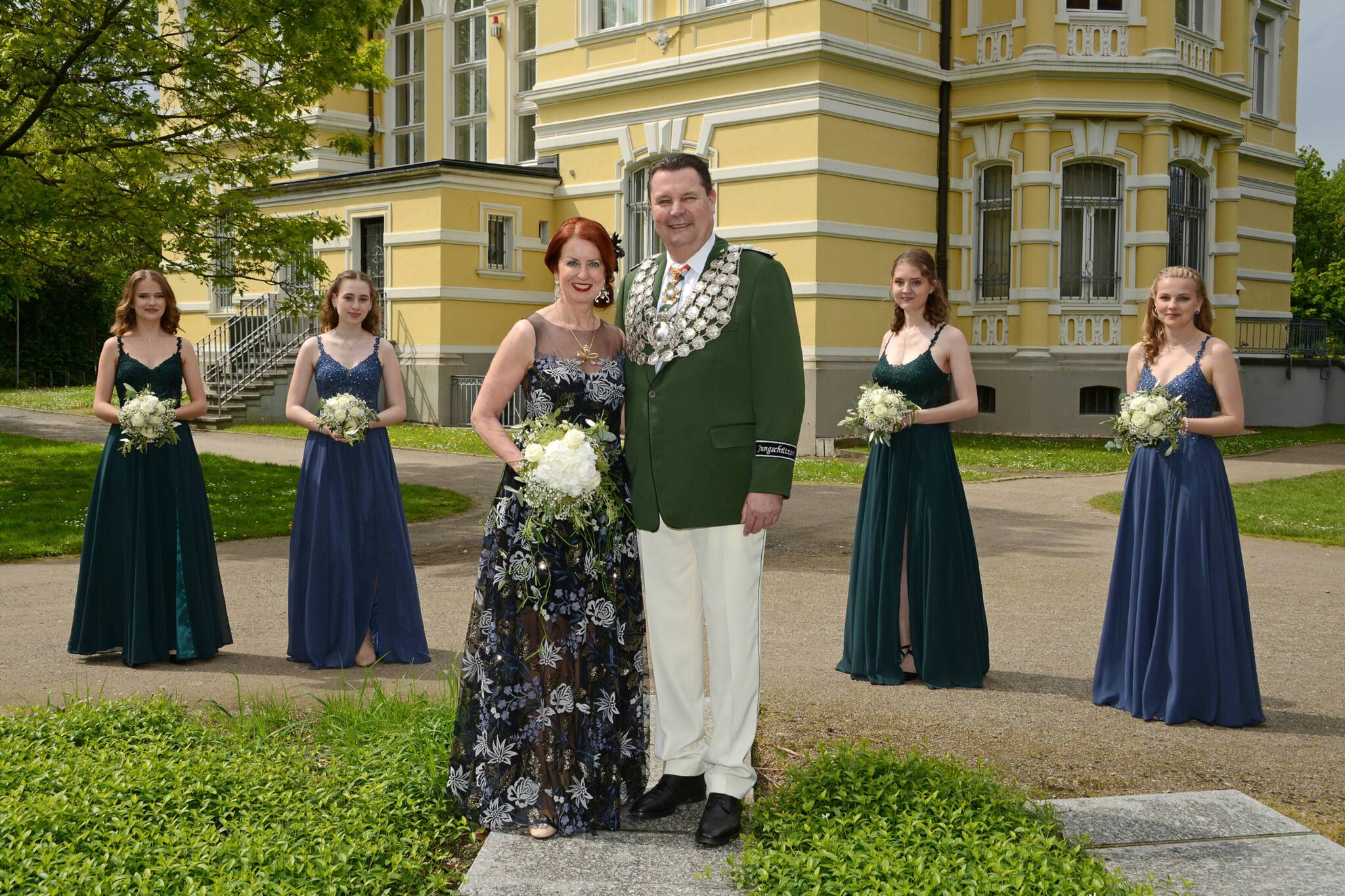  Das Königspaar mit seinen Hofdamen: Rüdiger und Stefanie Schlott werden vor der „Villa Erckens“ umrahmt von Victoria Holz, Karla Schnorrenberg, Merle Zottmann und Paula Schnorrenberg. 