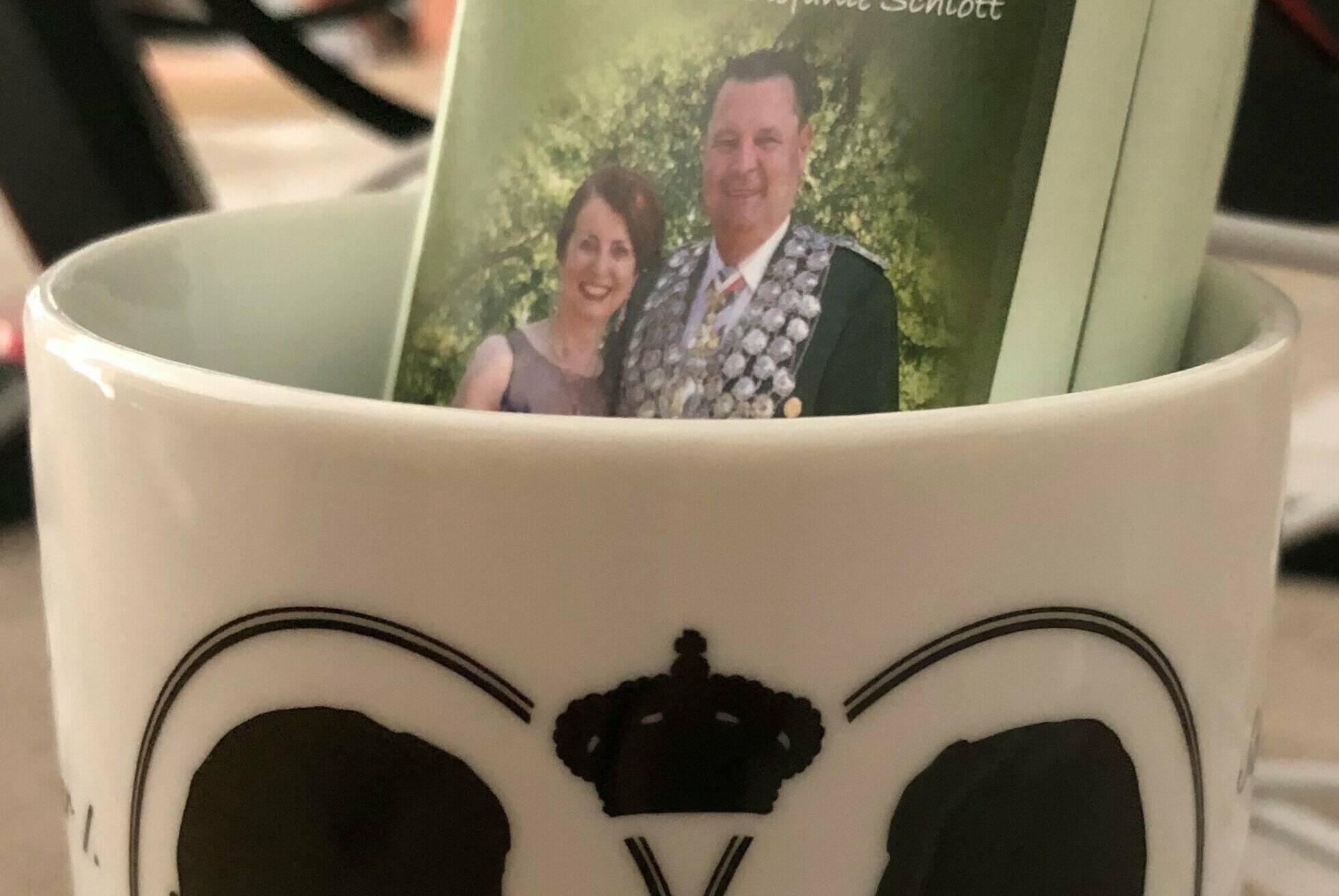  Königliches Gastgeschenk: Eine Tasse mit dem königlichen Konterfei als Scherenschnitt und drei Täfelchen Schokolade sollen an die Schlotts erinnern.  