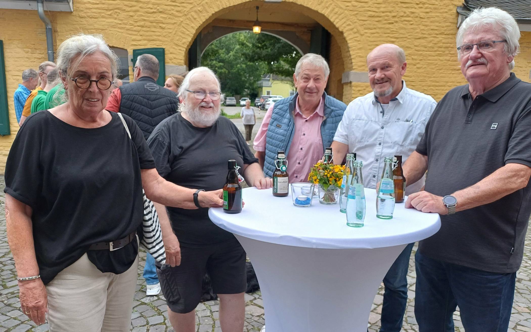  Von Feuerwehr bis Senioren-Netzwerk 55plus – Ehrenamtler aus allen Stadtteilen und den verschiedensten Vereinen und Institutionen kamen im Innenhof von Haus Katz für das traditionelle Sommerfest zusammen.  