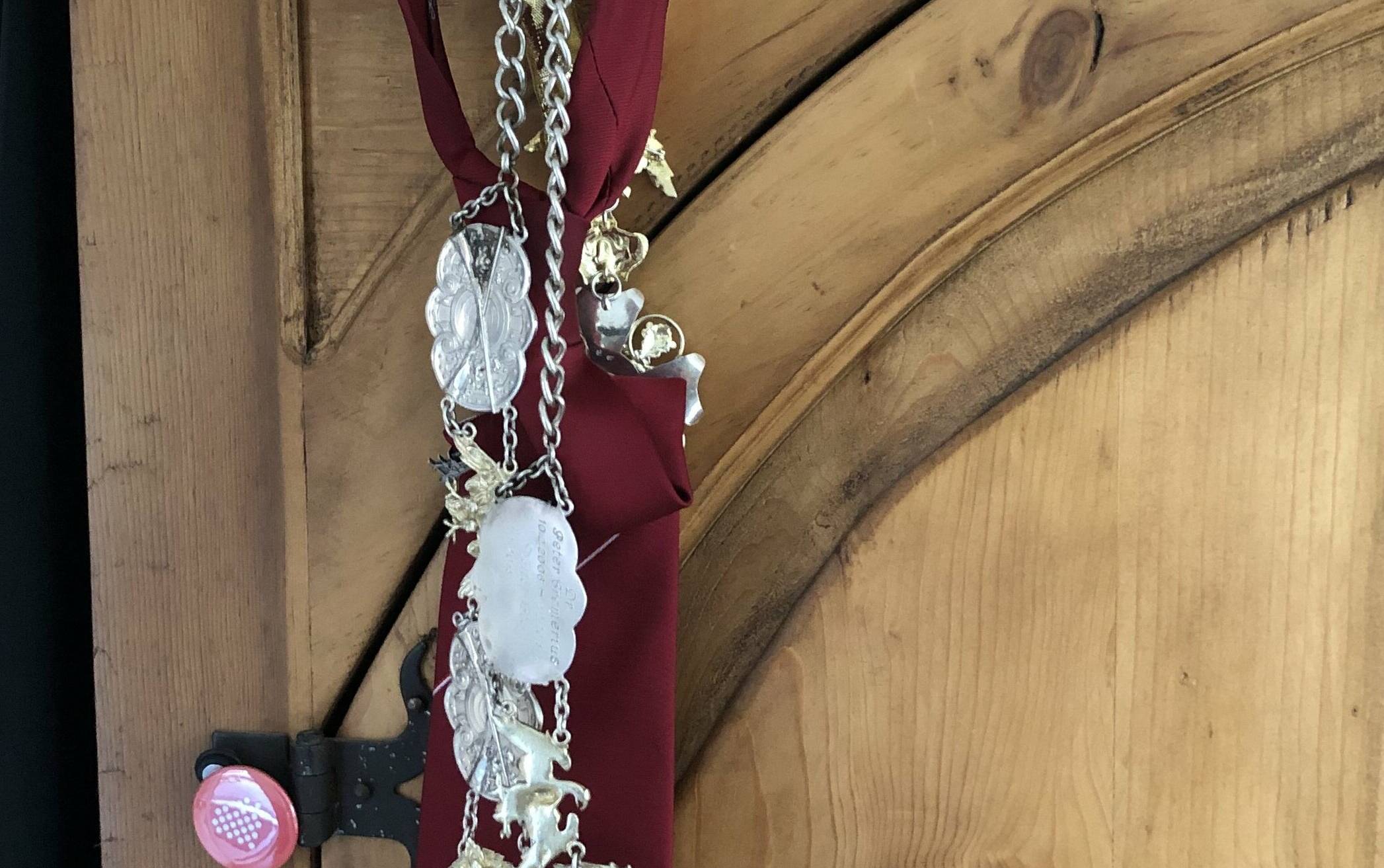 Das „Präsidentenbesteck“ hängt in den Monaten des rheinischen Sommerbrauchtums immer griffbereit am Schrank.  