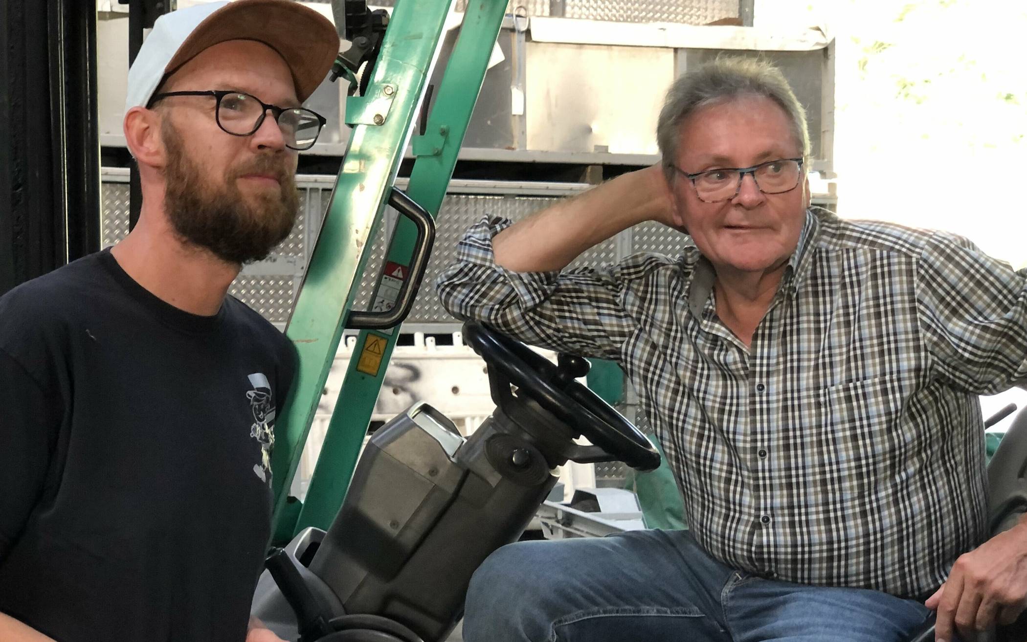 Präsident Detlef Bley (hier mit Axel Holzhausen, links) würde in Sachen Fackelbauhalle gerne zu „Bob, dem Baumeister“ werden. Vor schwerem Gerät hat er jedenfalls keine Angst.