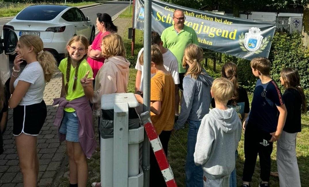Das amtierende Königspaar überraschte die Kids