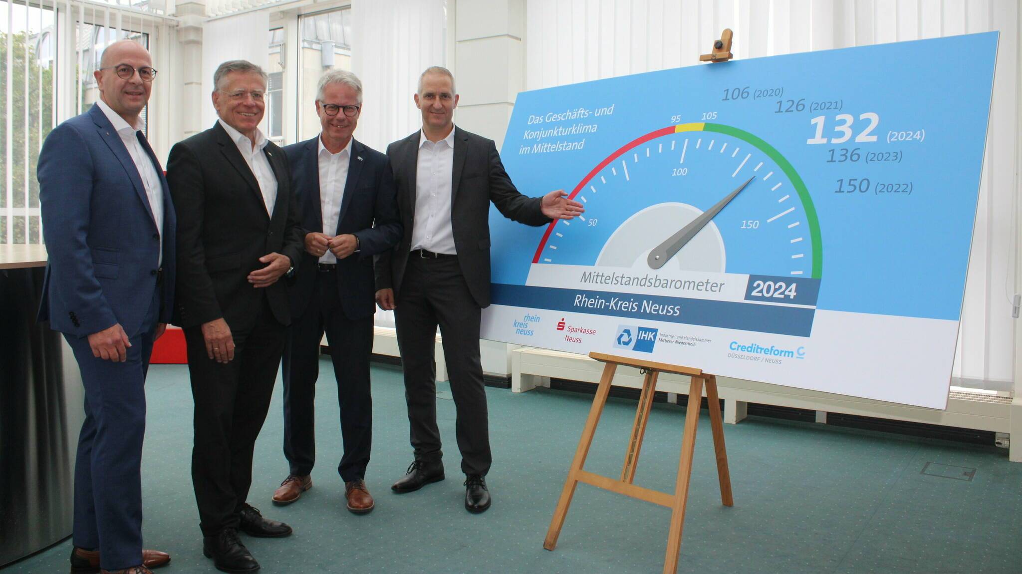 Dominik Penners (Sparkasse Neuss), Landrat Hans-Jürgen Petrauschke, IHK-Chef Jürgen Steinmetz und André Becker (Creditreform Düsseldorf/Neuss) ordnen die Ergebnisse des Mittelstandsbarometers ein. 