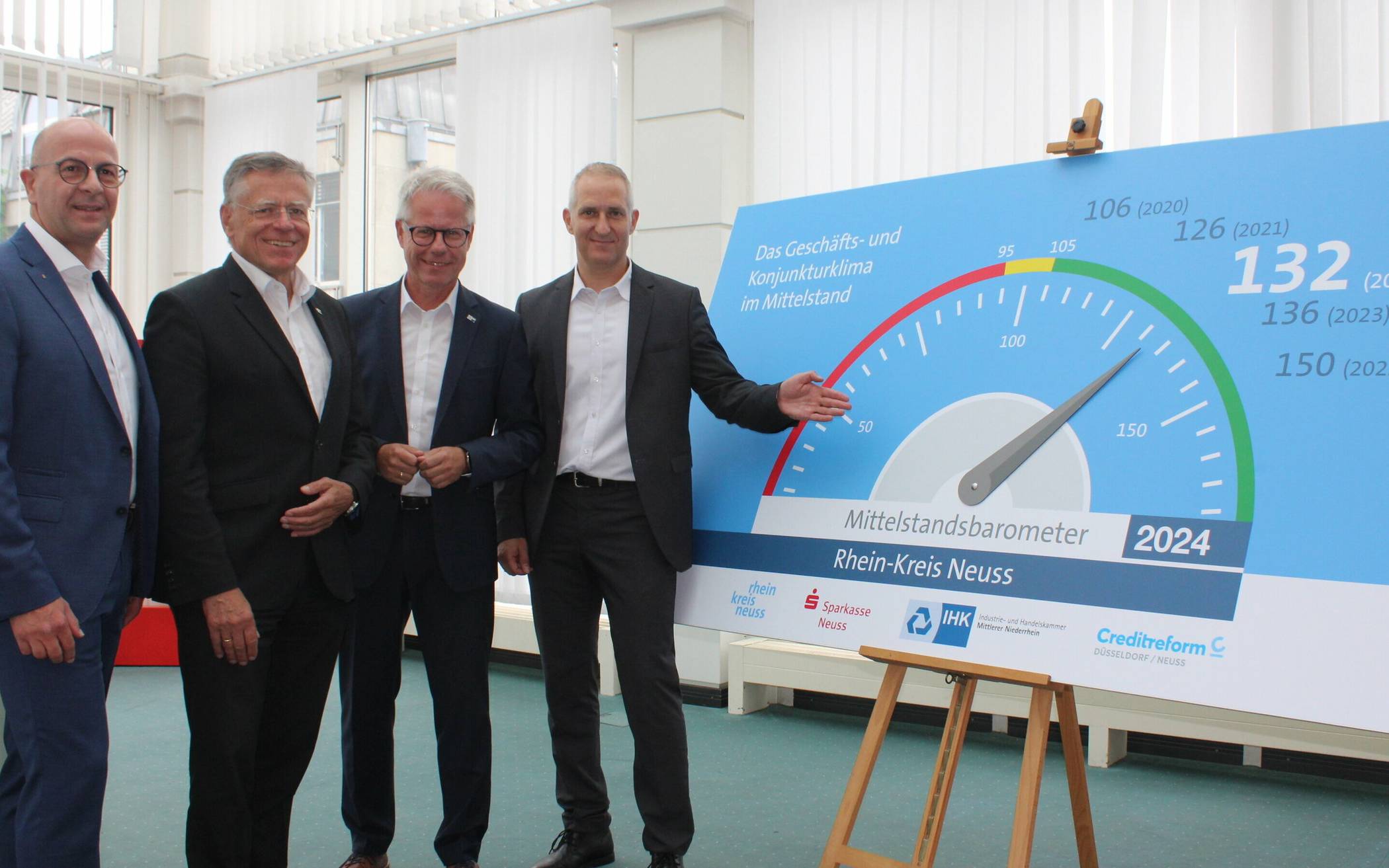  Dominik Penners (Sparkasse Neuss), Landrat Hans-Jürgen Petrauschke, IHK-Chef Jürgen Steinmetz und André Becker (Creditreform Düsseldorf / Neuss) ordnen die Ergebnisse des Mittelstandsbarometers ein. 