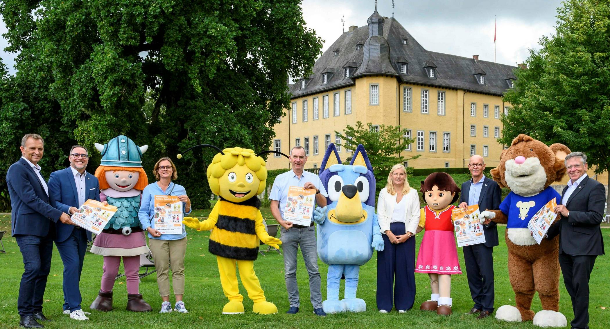 Die Organisatoren stellten das Programm zusammen mit den Kinderfiguren vor (von links): Jens Spanjer (Vorstand "Stiftung Schloss Dyck"), Kreis-Dezernent Harald Vieten, Kreis-Jugendamtsleiterin Marion Klein, Stefan Stelten (Kreiswerke Grevenbroich), Annette Neth (Sparkasse), Jüchens Bürgermeister Harald Zillikens und Landrat Hans-Jürgen Petrauschke.