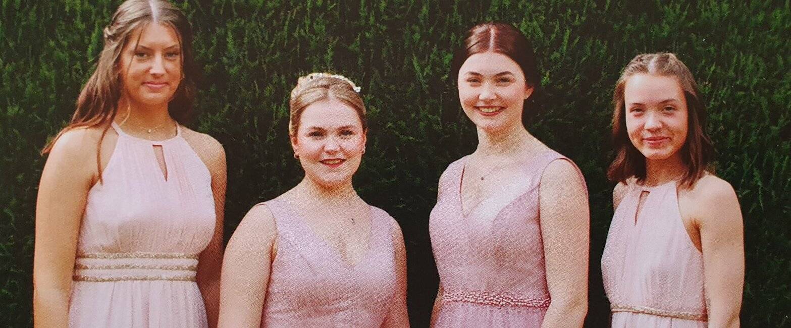 Die Allrather Hofdamen (von links): Laetitia Stegemann (20), Merle Eßer (18), Elena Eßer (20) und Emily Lepka (19).