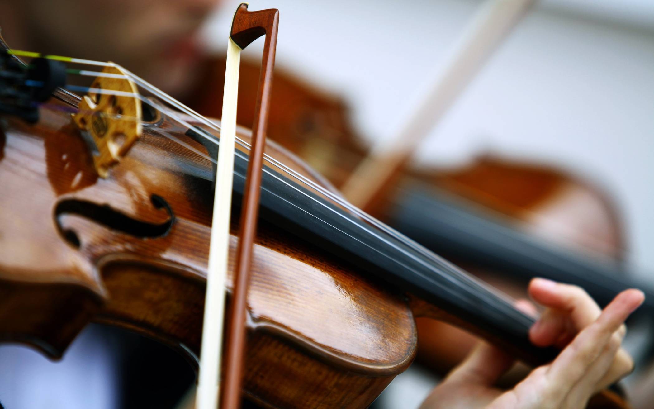 Zum Konzert mit Streichinstrumenten lädt die