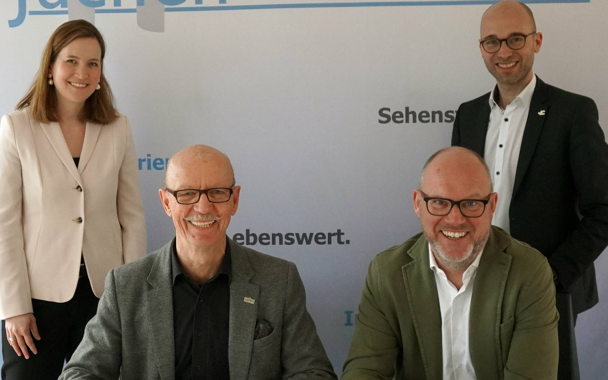 Von links: Notarin Irene Kämper, Bürgermeister
