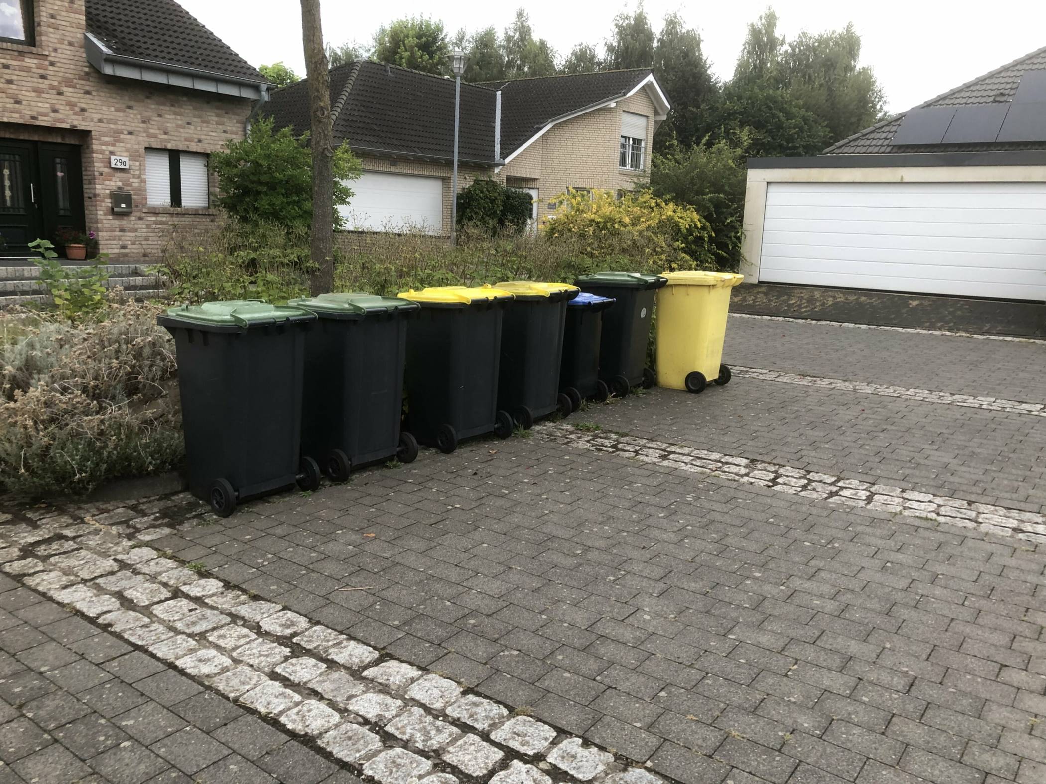  Wie hier in Holz werden die Tonnen zeitig von den Bügern für die Entleerung bereit gestellt, doch in letzter Zeit kommt es immer wieder zu Ausfällen oder Verzögerungen.  