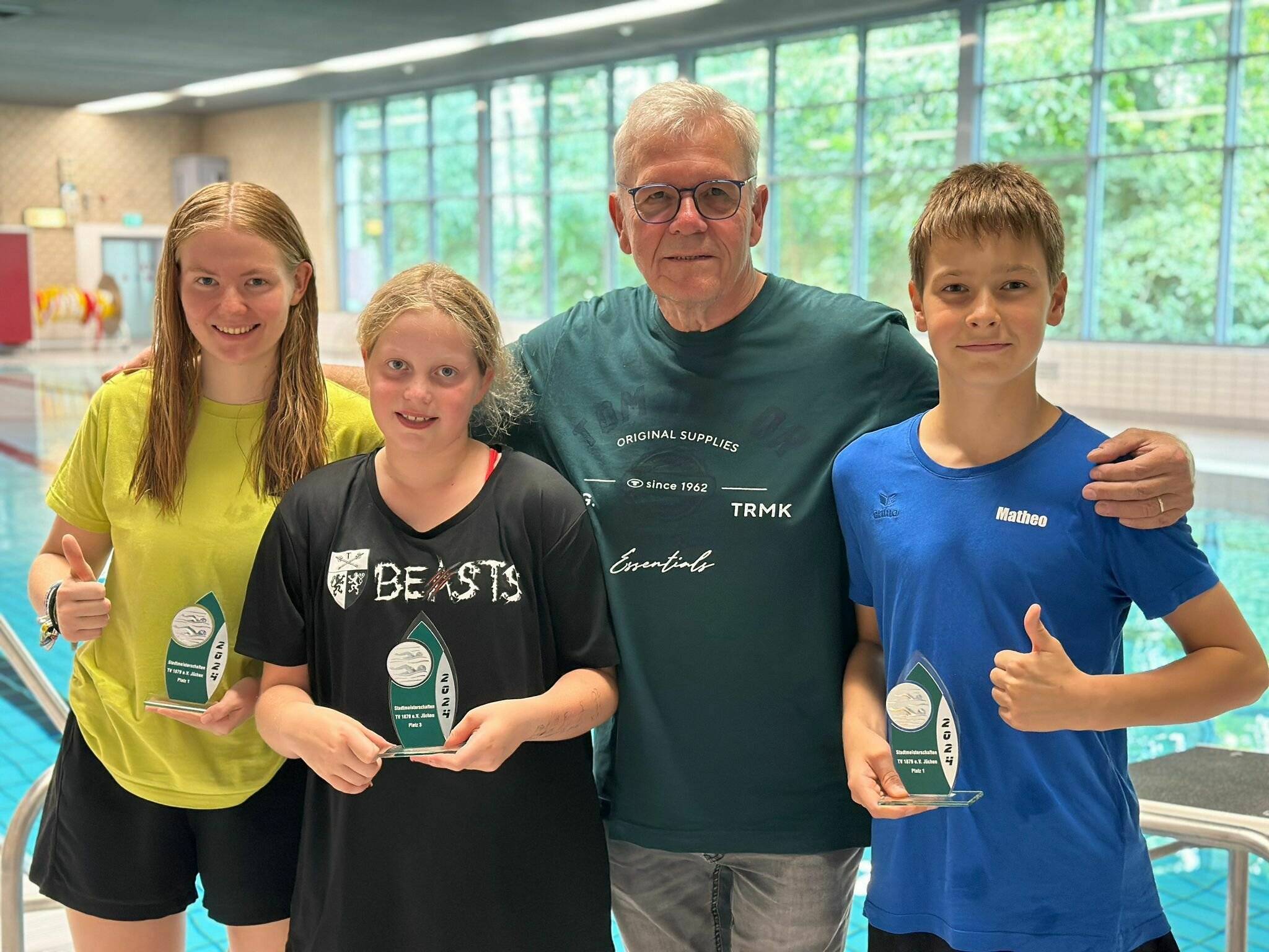  SSV-Vorsitzender Heinz Kiefer mit erfolgreichen Teilnehmern der Stadtmeisterschaften im Schwimmen.  