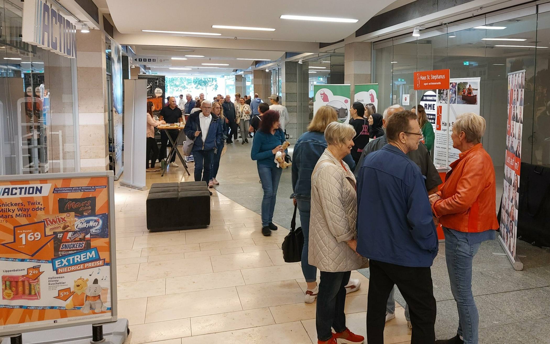 „Mit der Jobbörse auf dem Familienfest haben wir wie bereits in den vergangenen beiden Jahren erneut ein niederschwelliges Angebot geschaffen, bei dem in Grevenbroich ansässige Unternehmen mit Grevenbroichern in Kontakt kommen“, so der Wirtschaftsförderer Heinrich Thiel gegenüber der Redaktion des Erft-Kurier. 