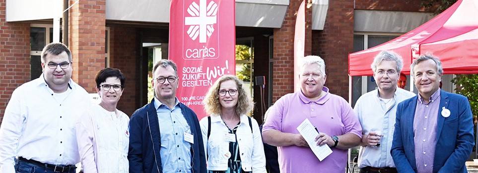 Zufrieden mit dem Friedensfest in der Grevenbroicher City sind (von rechts): Caritas-Vorstandsvorsitzender Hermann Josef Thiel, Pastor Dr. Meik-Peter Schirpenbach, Caritas-Beauftragter Manfred Jansen, Caritas-Ehrenamts-Koordinatorin Silvia Wolter, Jürgen Weidemann (Gemeindecaritas), Birgit Steins (Koordinatorin für soziale Dienste), Bernhard Wehres (Katholische Jugendagentur Düsseldorf).