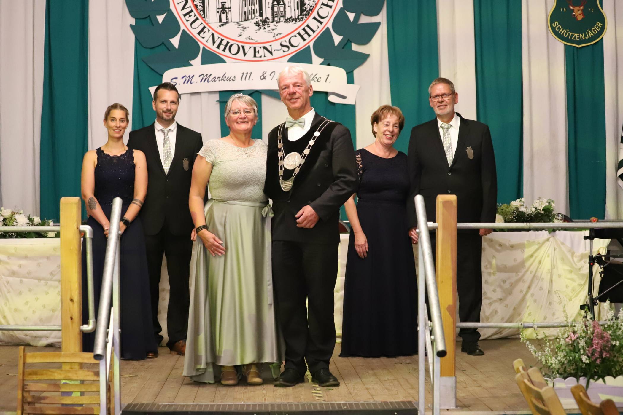  Königspaar Frank und Birgit Schulze samt den Ministerpaaren Heinrich und Ingeburg Schiffer sowie Benny und Marina Beukenbusch. 
