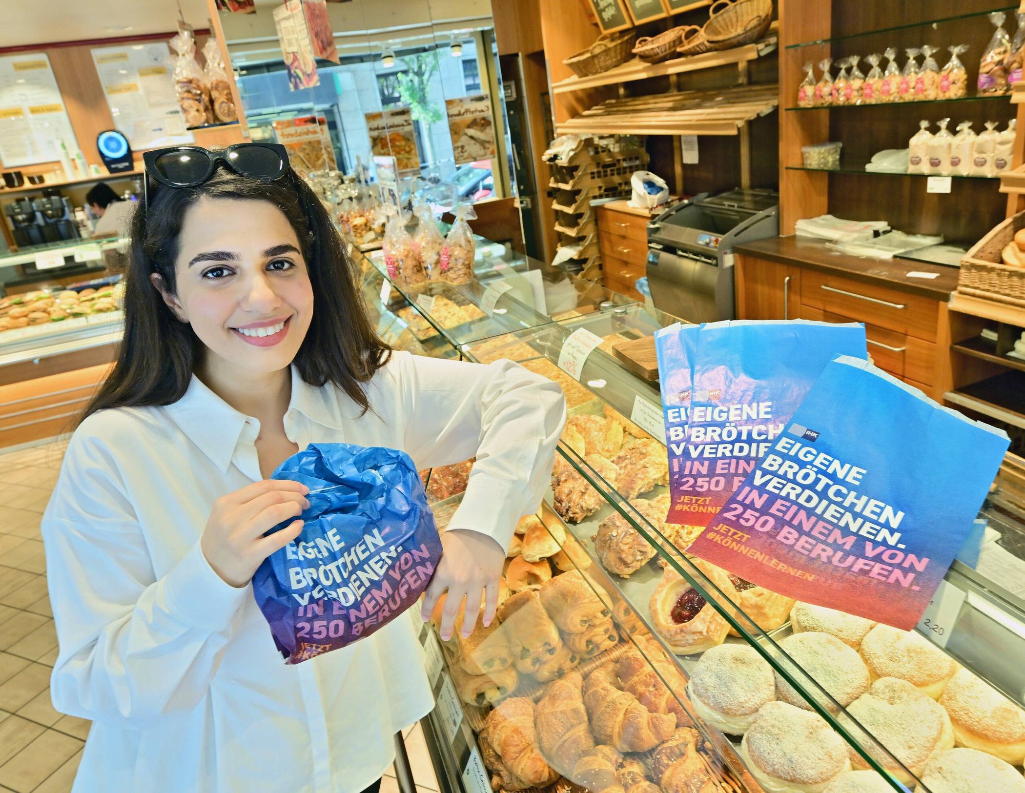 Roza Khademloo kann die Kampagne nur unterstützen: Sie hat gerade ihre Ausbildung zur Kauffrau für Büromanagement bei der IHK Mittlerer Niederrhein begonnen und verdient so ihre „eigenen Brötchen“.