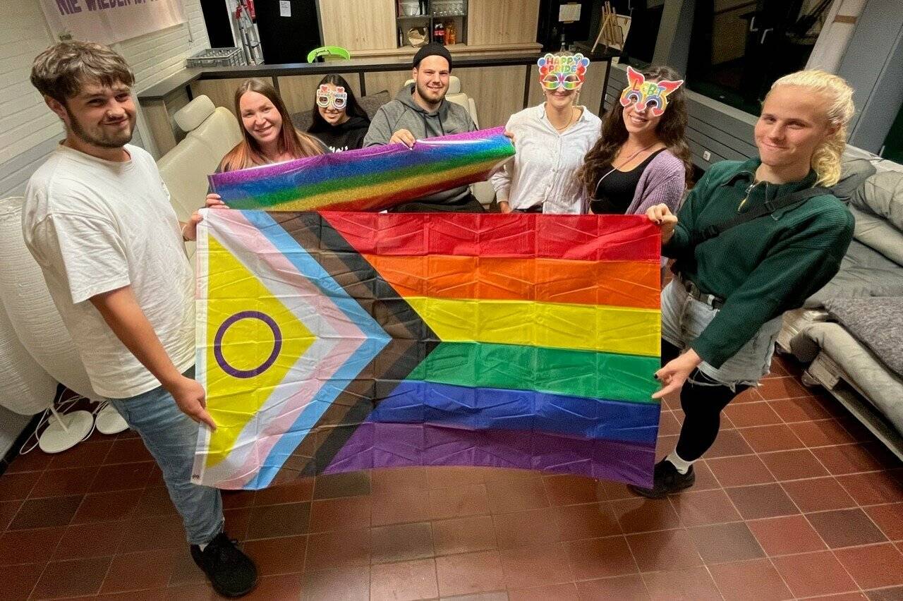  Ein Teil des Organisationsteams packt die bunten Regenbogenfahnen aus. 