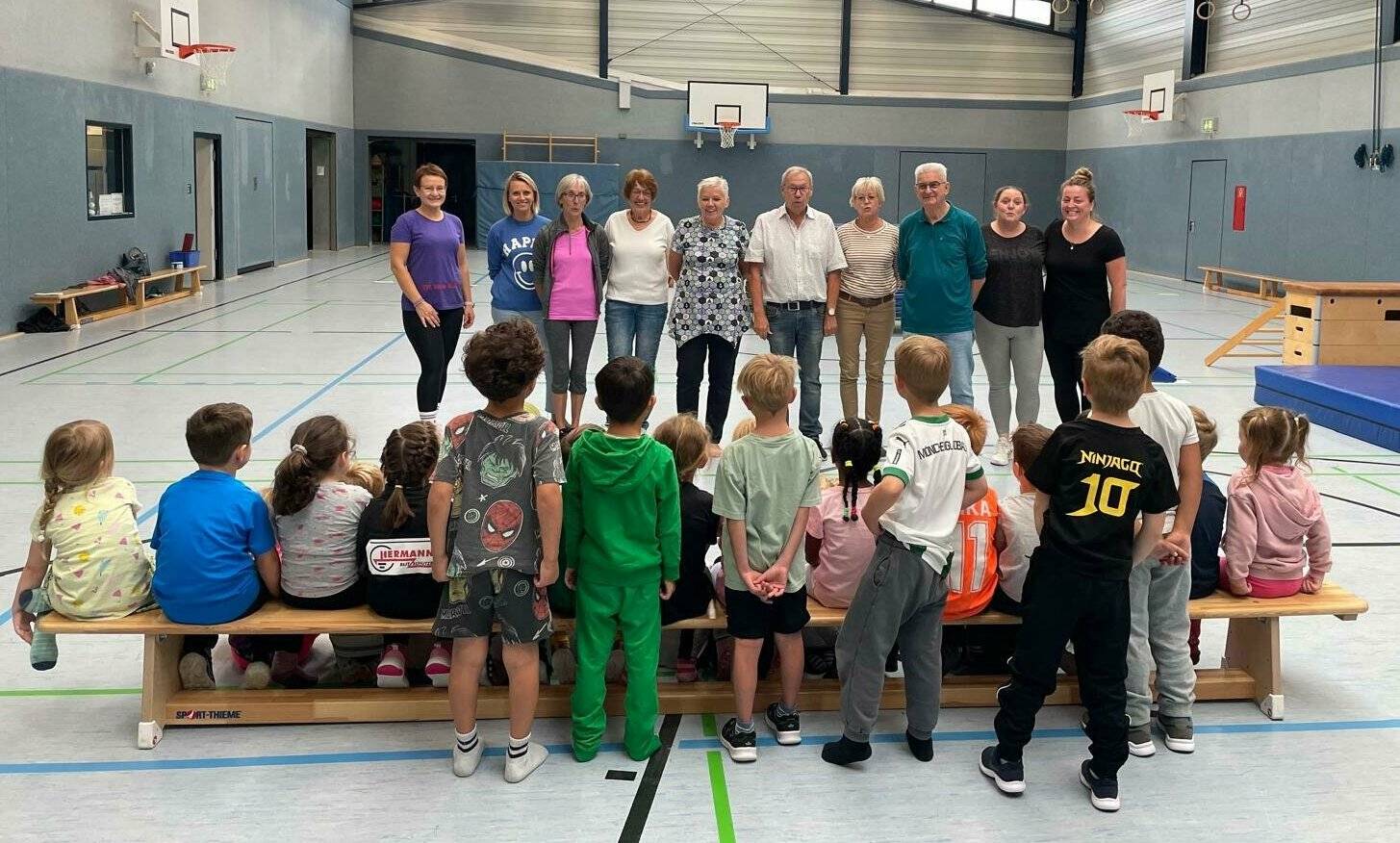 Gebannt lauschten die Kinder, was sie