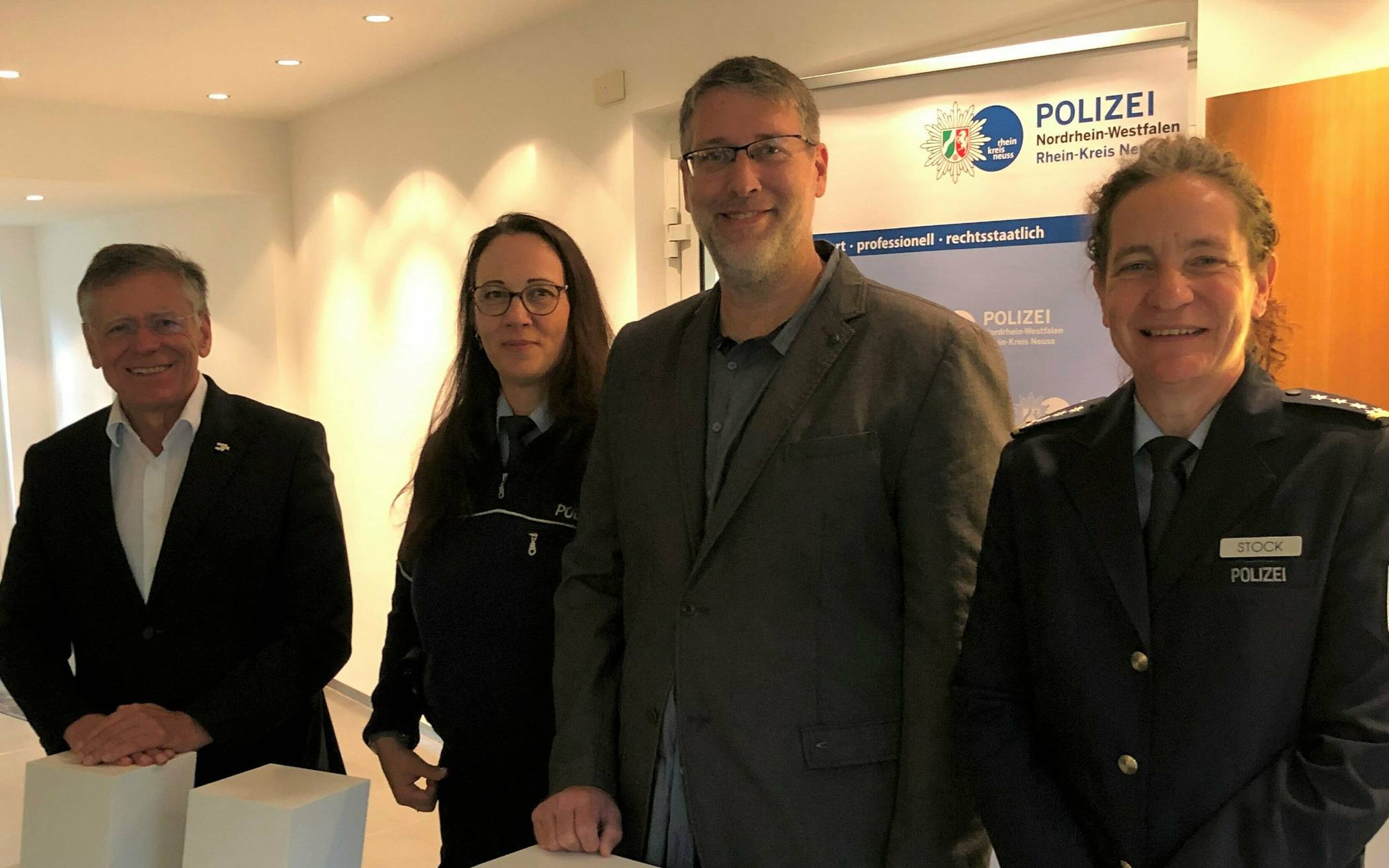Landrat Petrauschke (links) präsentierte zusammen mit Christopher Klein von „creativ Connection“ und Cindy Stock (Leiterin Direktion Verkehr) (beide rechts) die neue Kampagne.