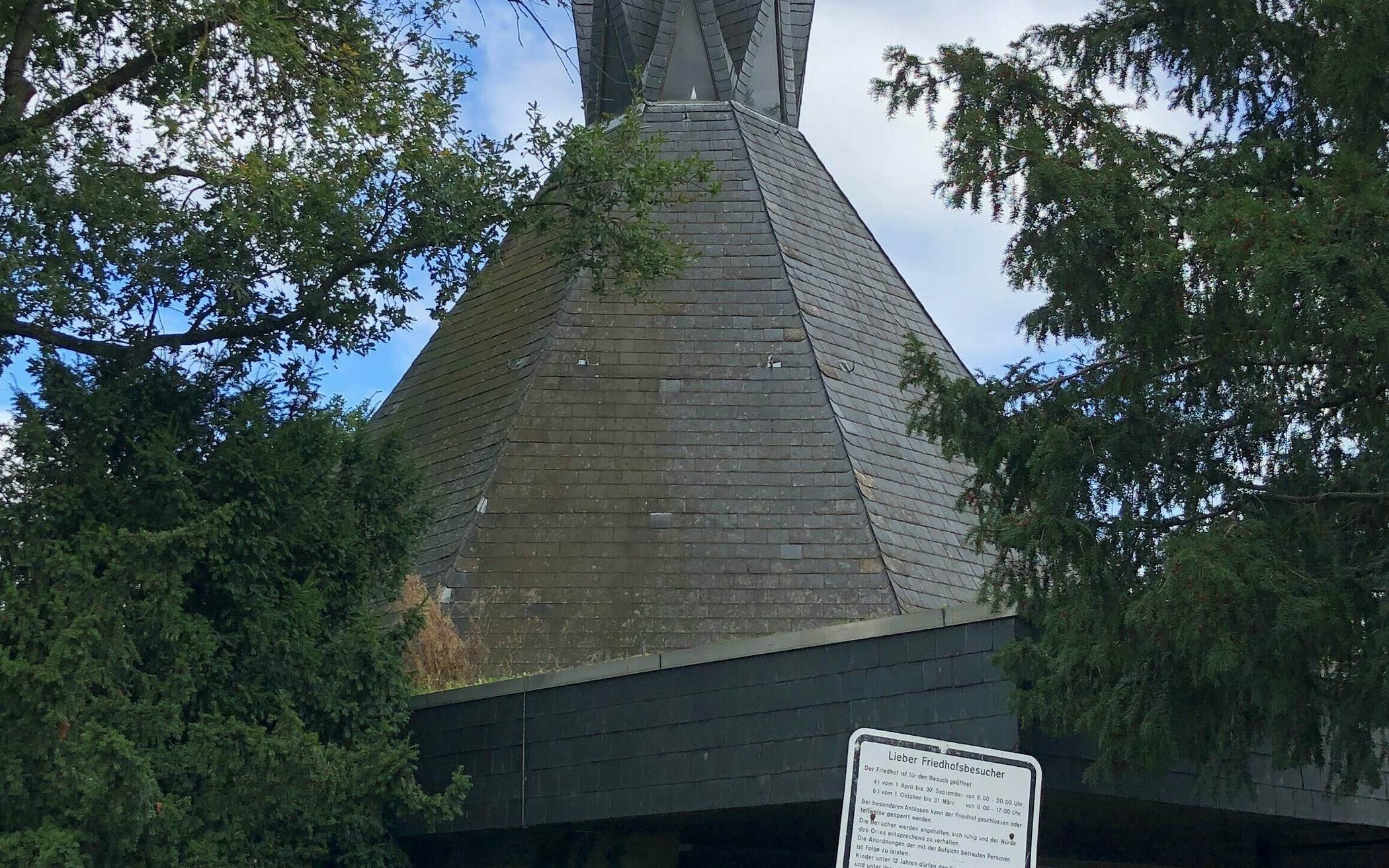  Die Frimmersdorfer Friedhofskapelle soll saniert, verkleinert und in ein Kolumbarium umgebaut werden.  