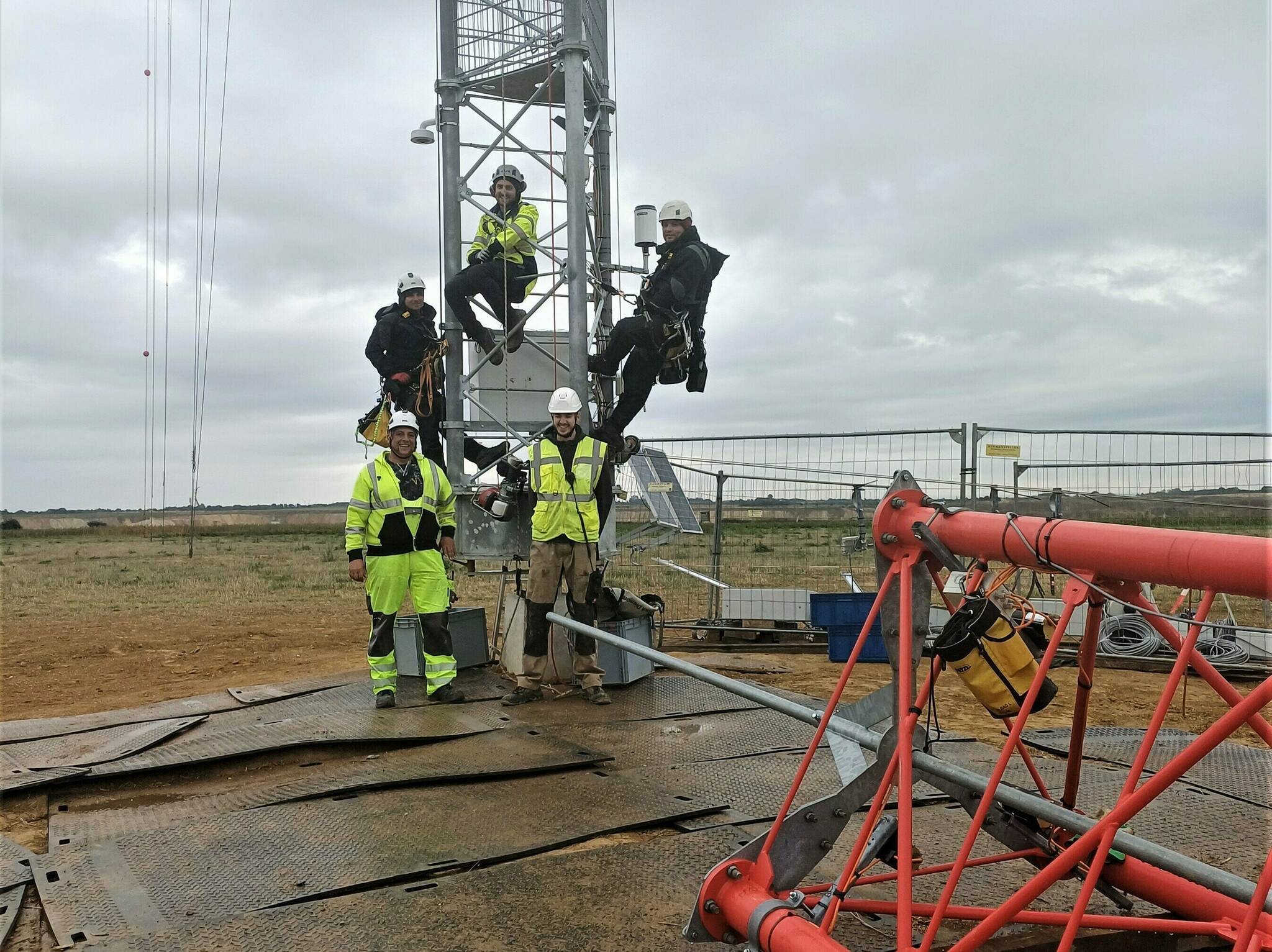  Das Team baute den weltweit höchsten Windmessmast in Jüchen auf. Das letzte 3 Meter lange Element (ein Teil ist vorne rechts zu sehen) wurde in dieser Woche montiert. 